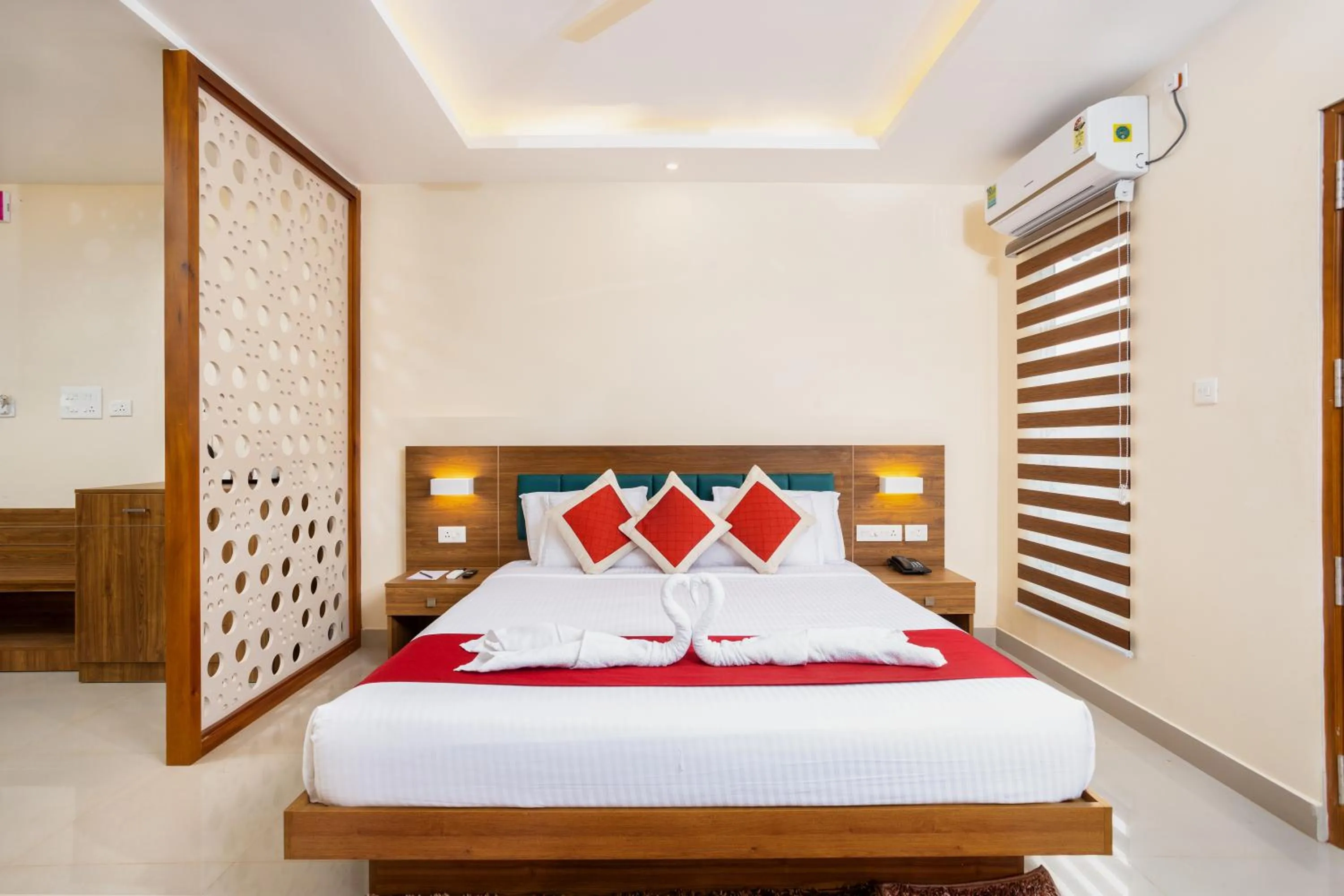Bed in Le Serene Munnar Luxury Resorts & Spa