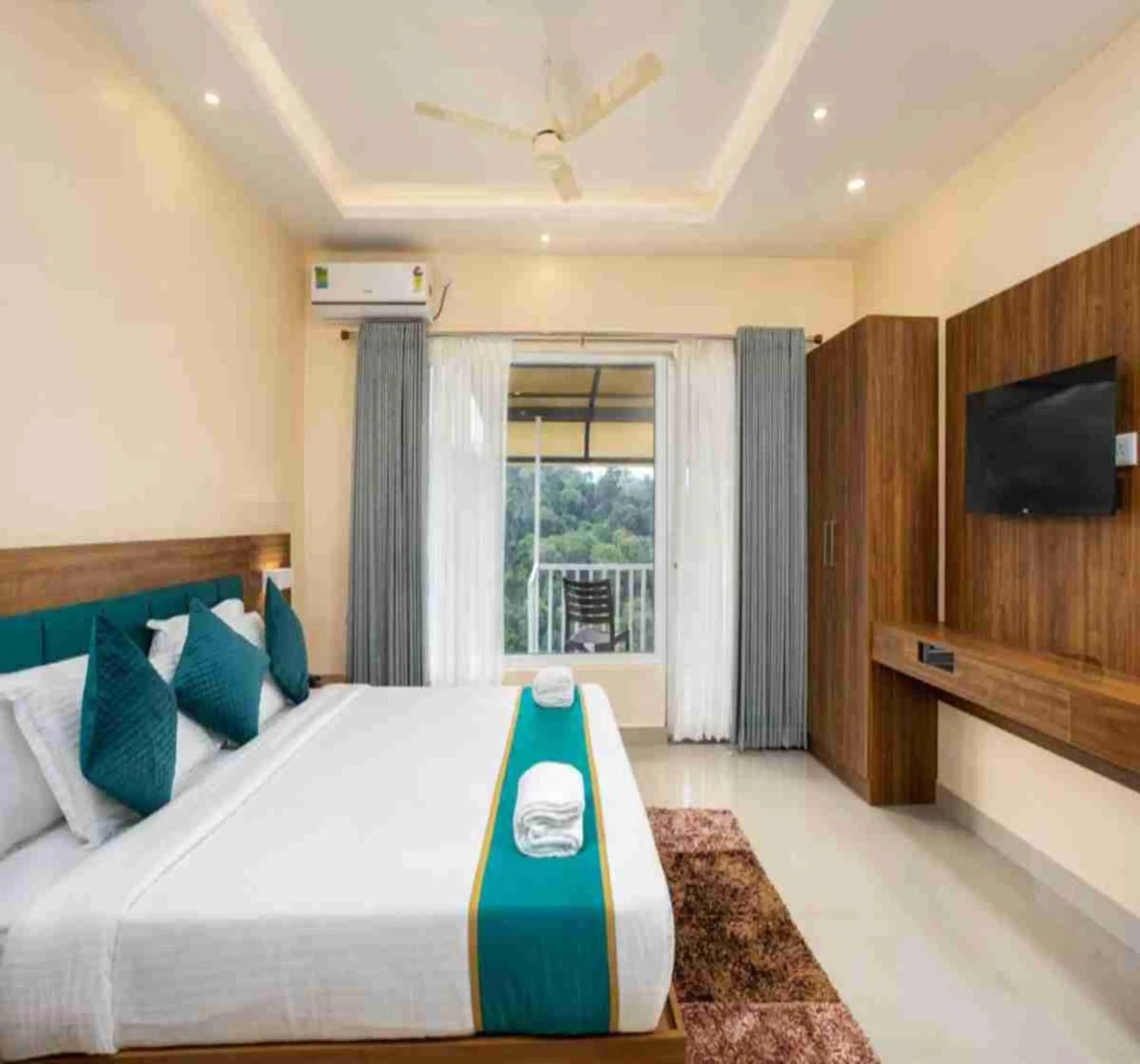 Bed in Le Serene Munnar Luxury Resorts & Spa