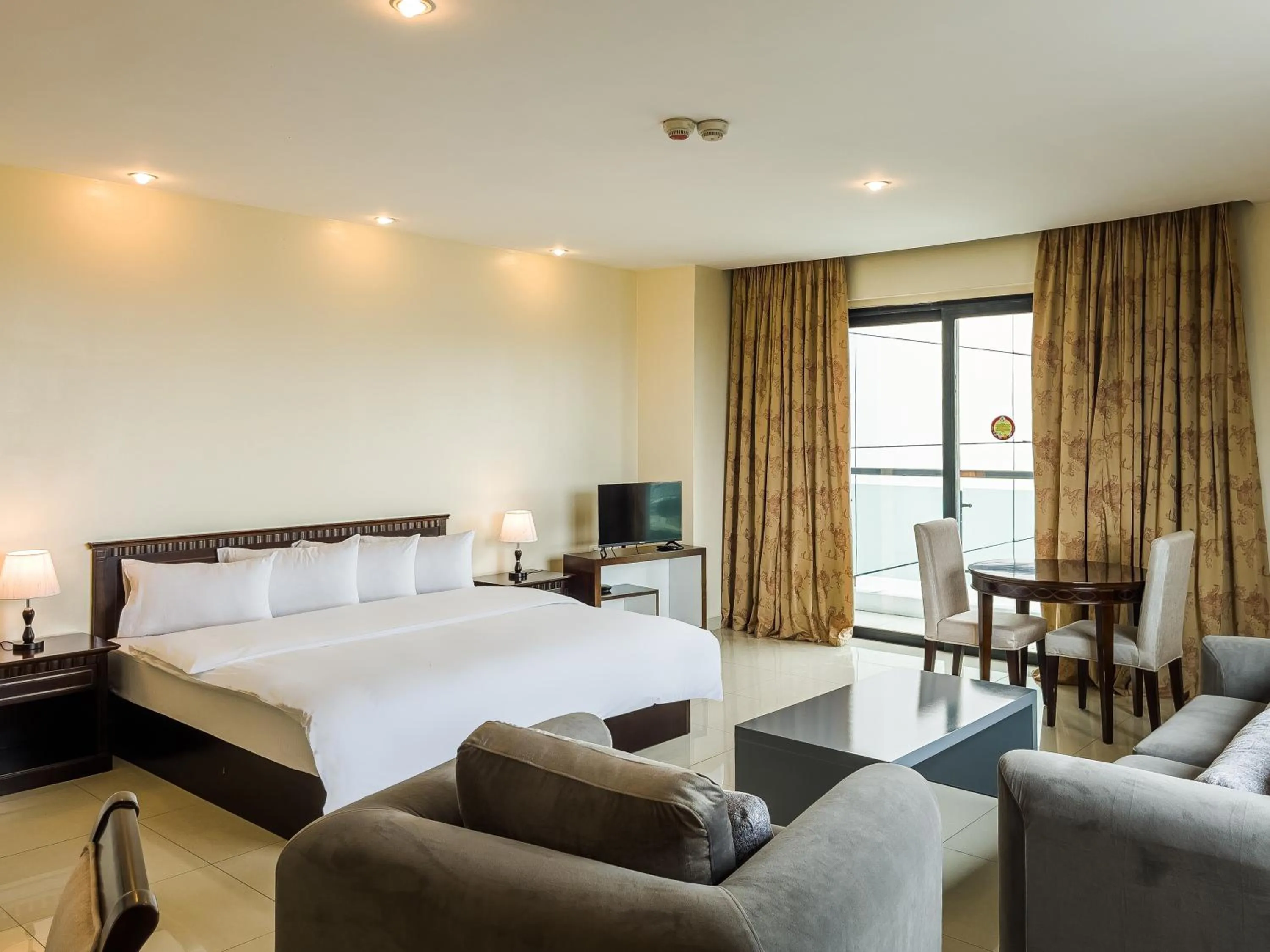 Bedroom, Bed in Black Diamond Hotel