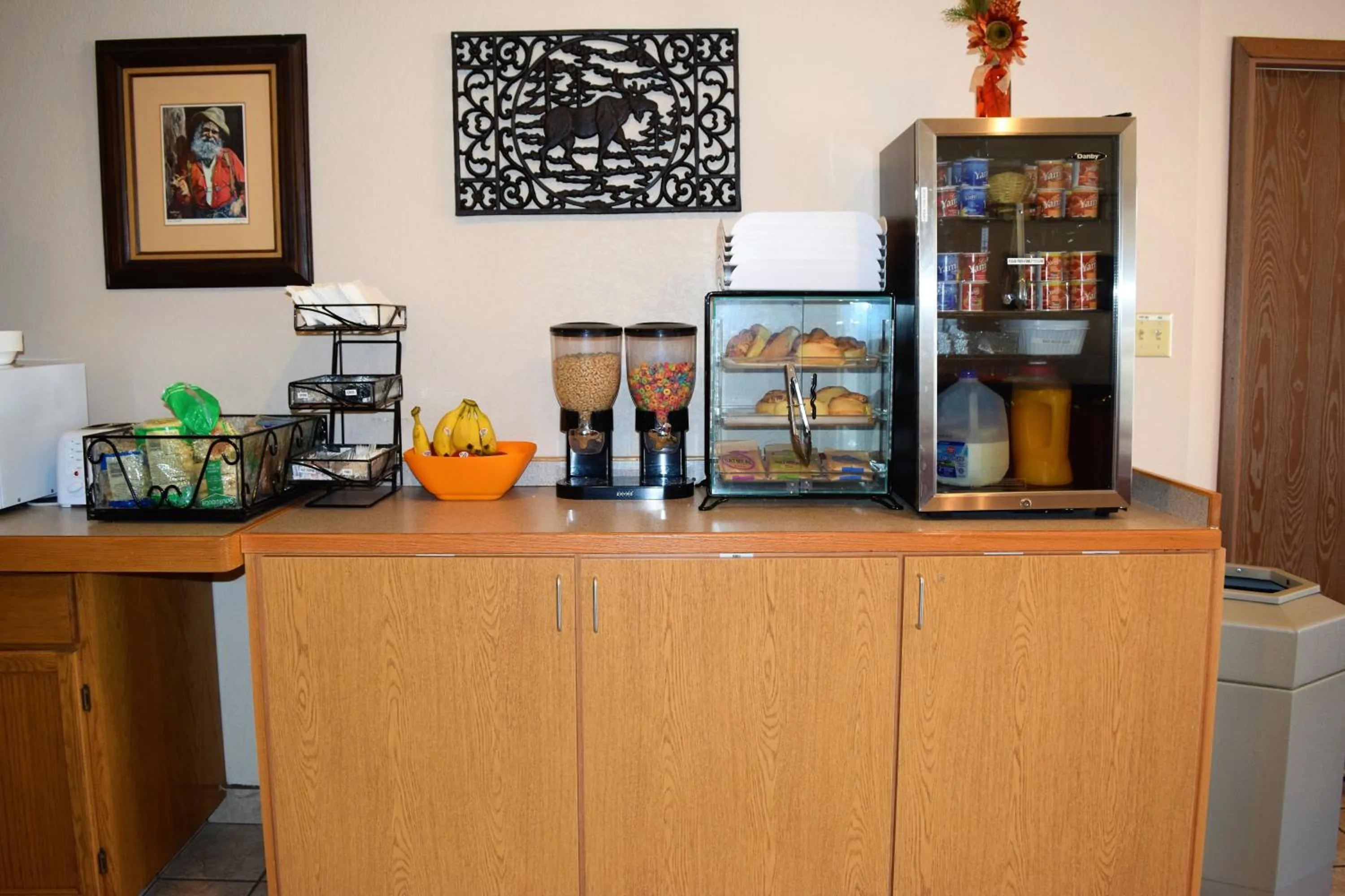 Restaurant/places to eat in Country Inn Libby