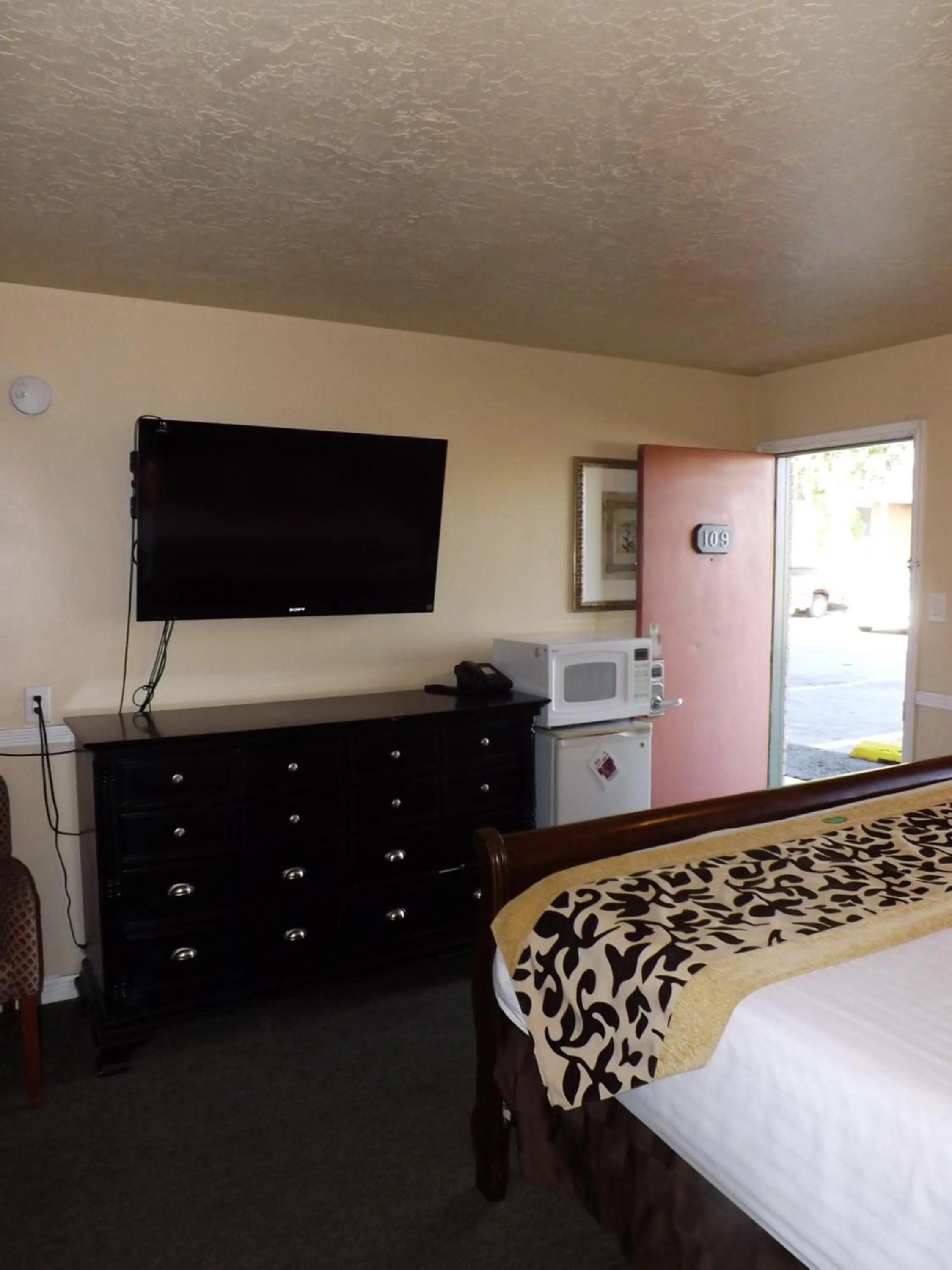 Bedroom, Bed in Sage Motel