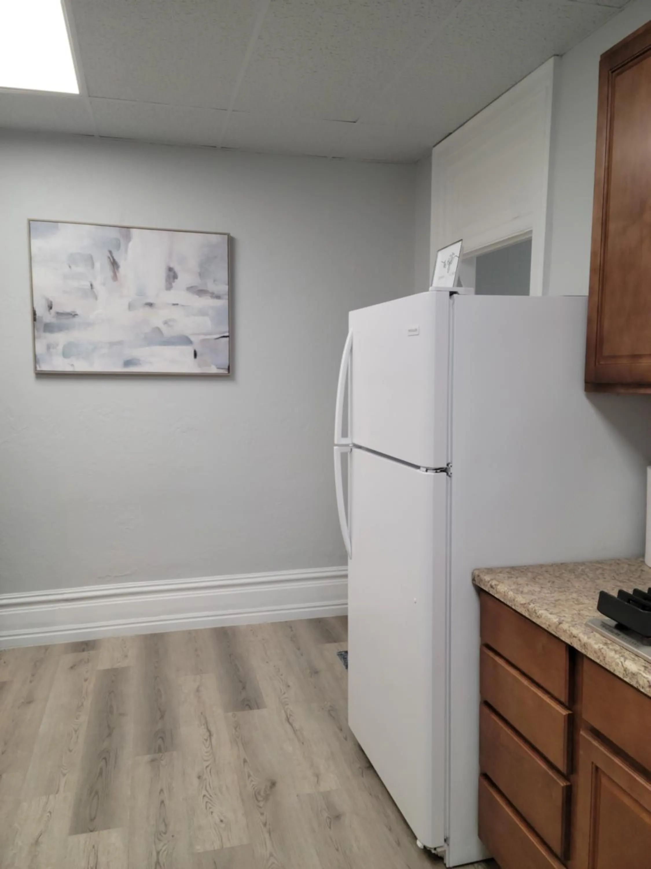 Kitchen or kitchenette in Sage Motel