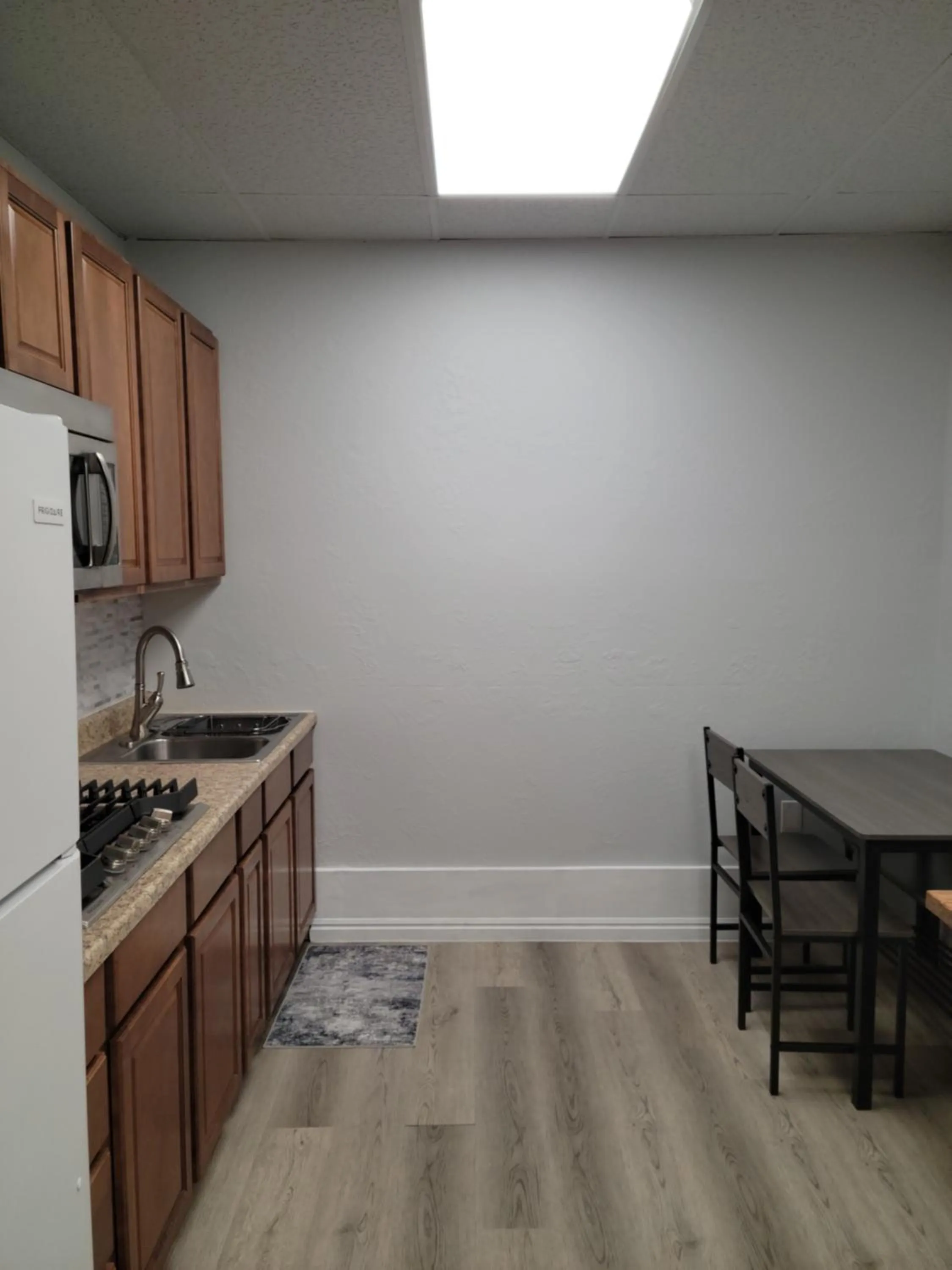 Kitchen or kitchenette in Sage Motel