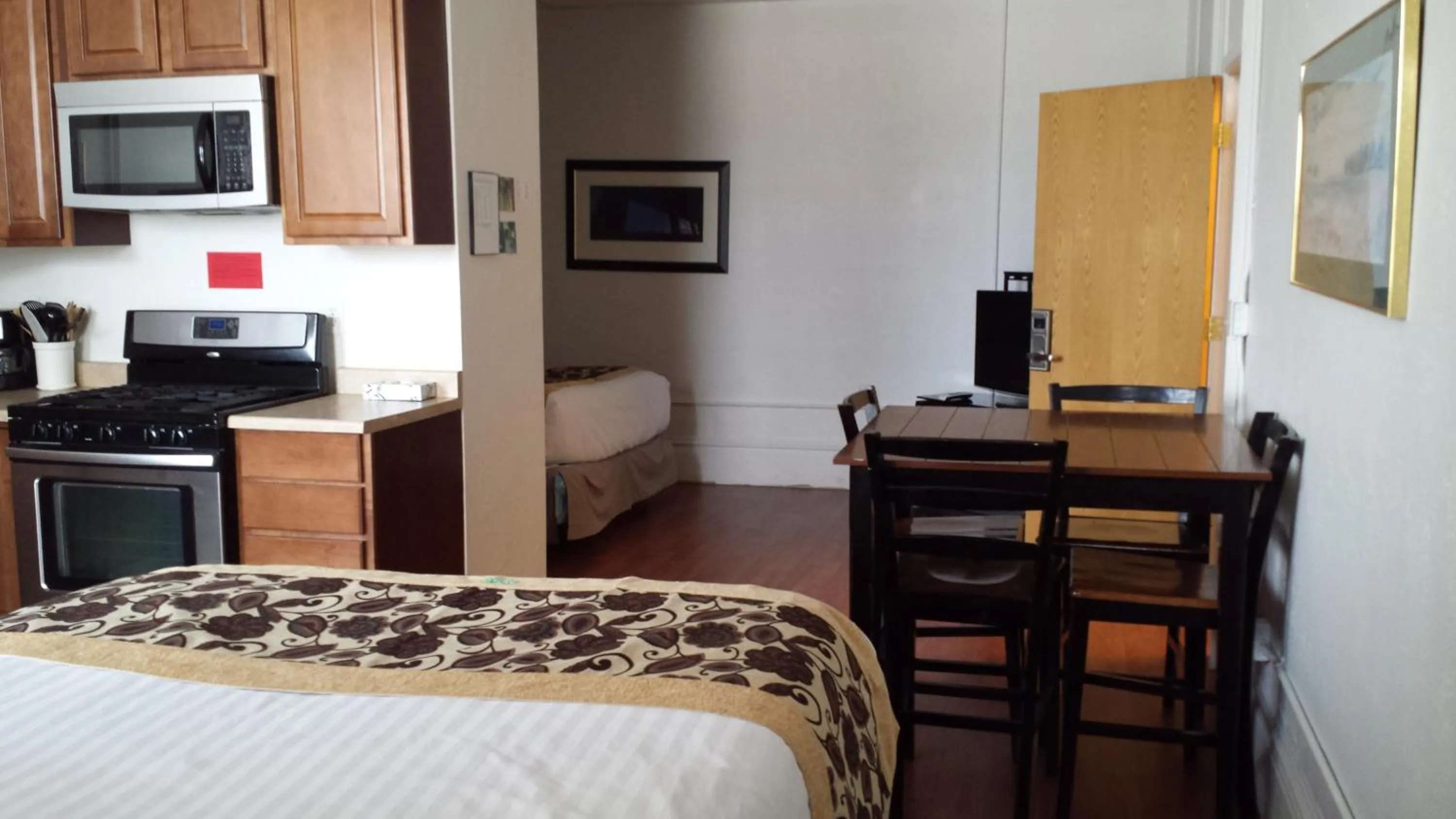 Kitchen or kitchenette, Bed in Sage Motel