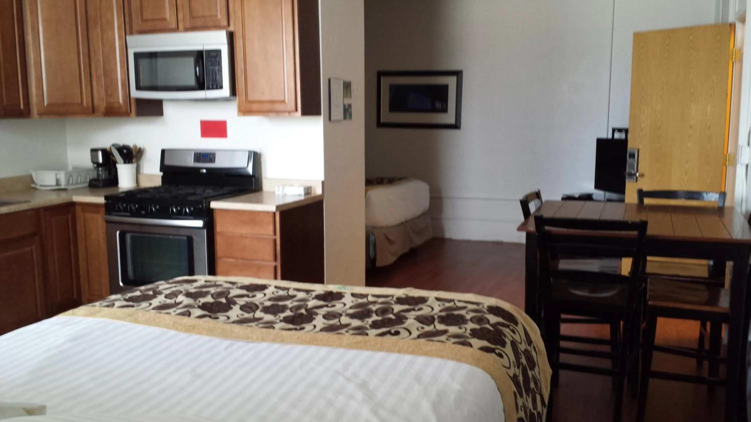 Kitchen or kitchenette, Bed in Sage Motel
