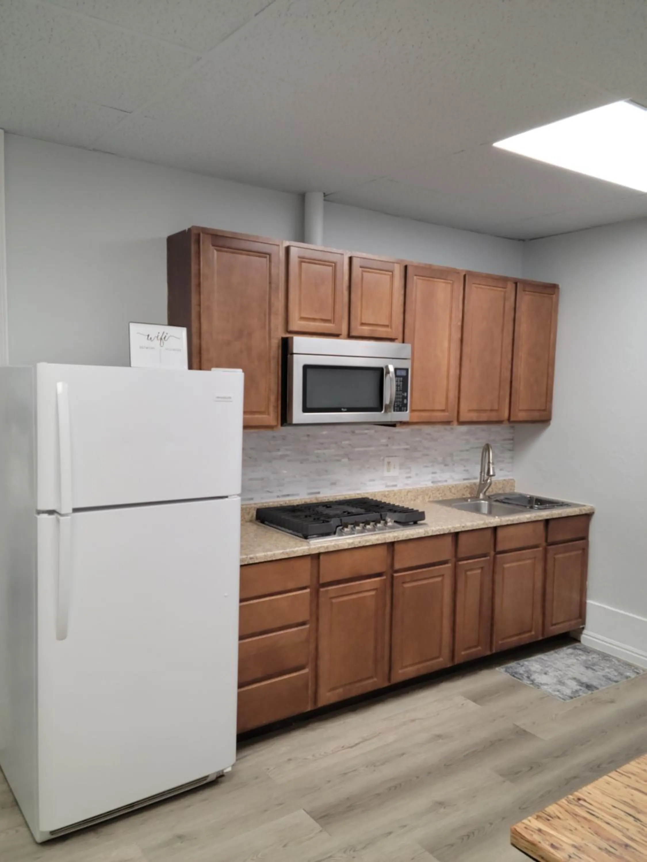 Kitchen or kitchenette in Sage Motel