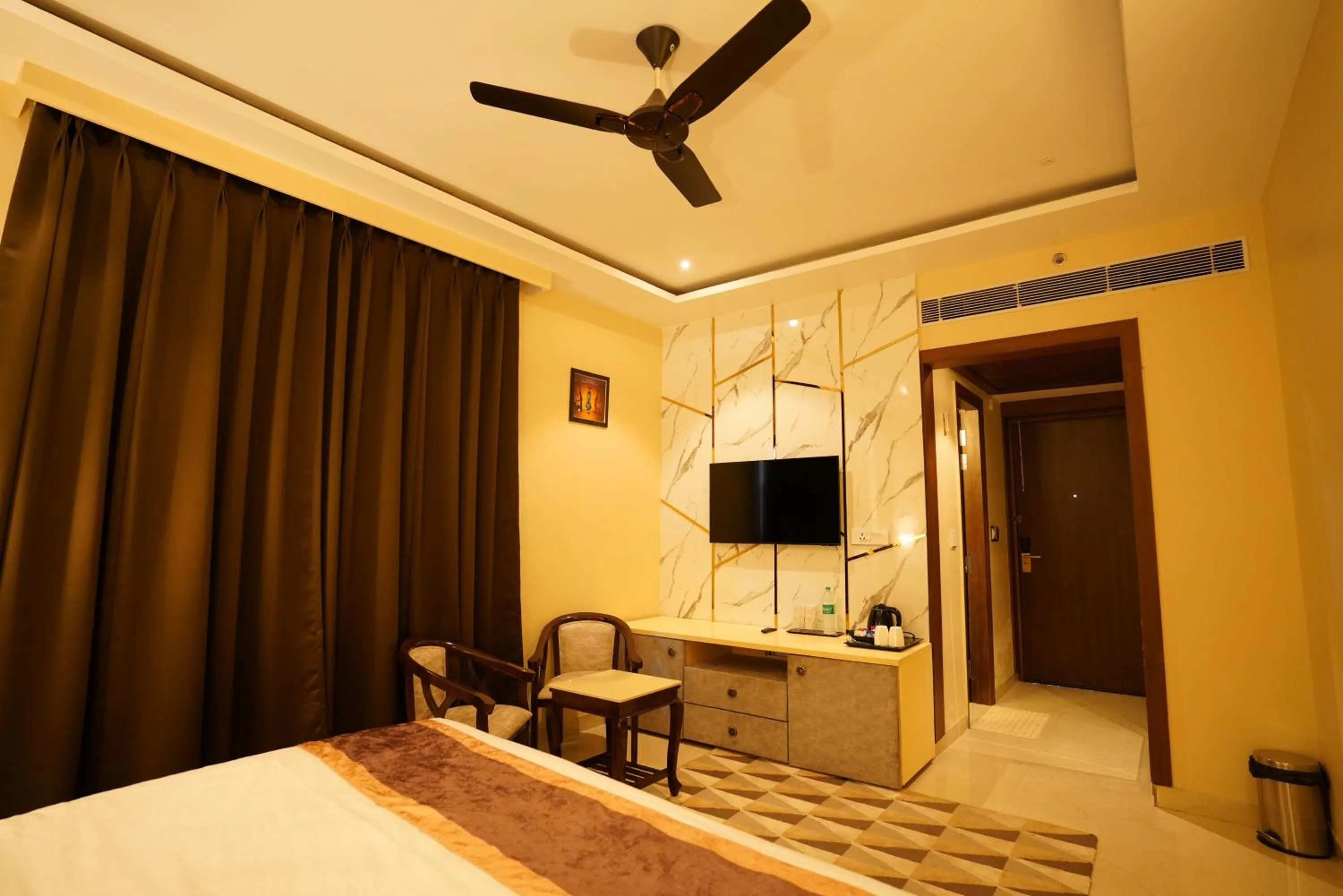 Communal lounge/ TV room, Bed in THE FORT