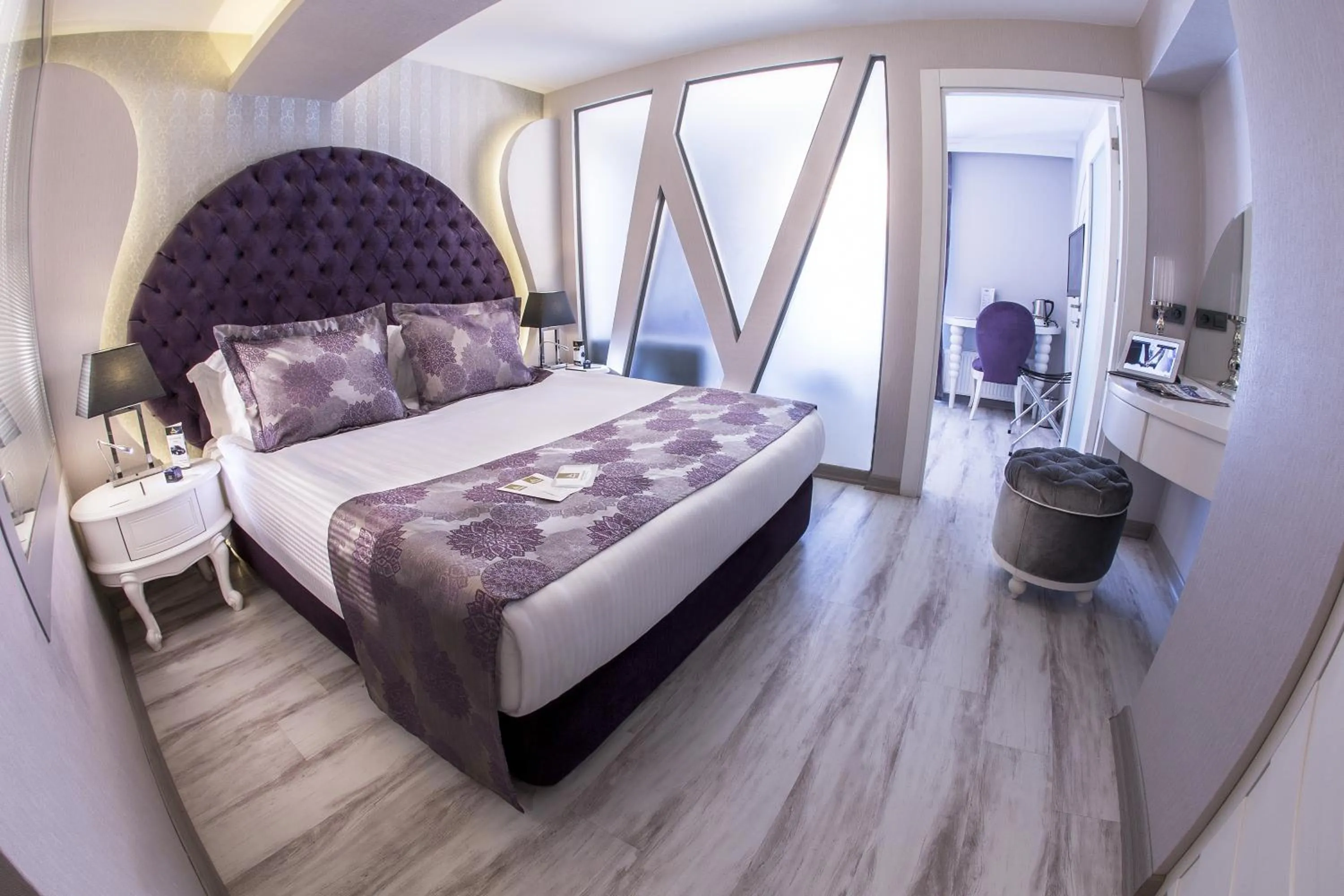 Photo of the whole room, Bed in Demonti Hotel