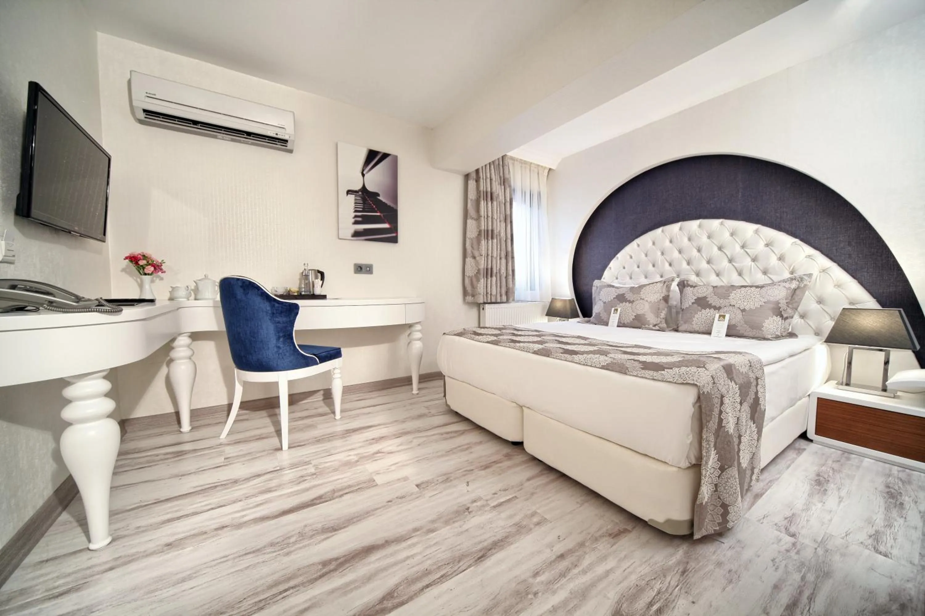 Bedroom, Bed in Demonti Hotel