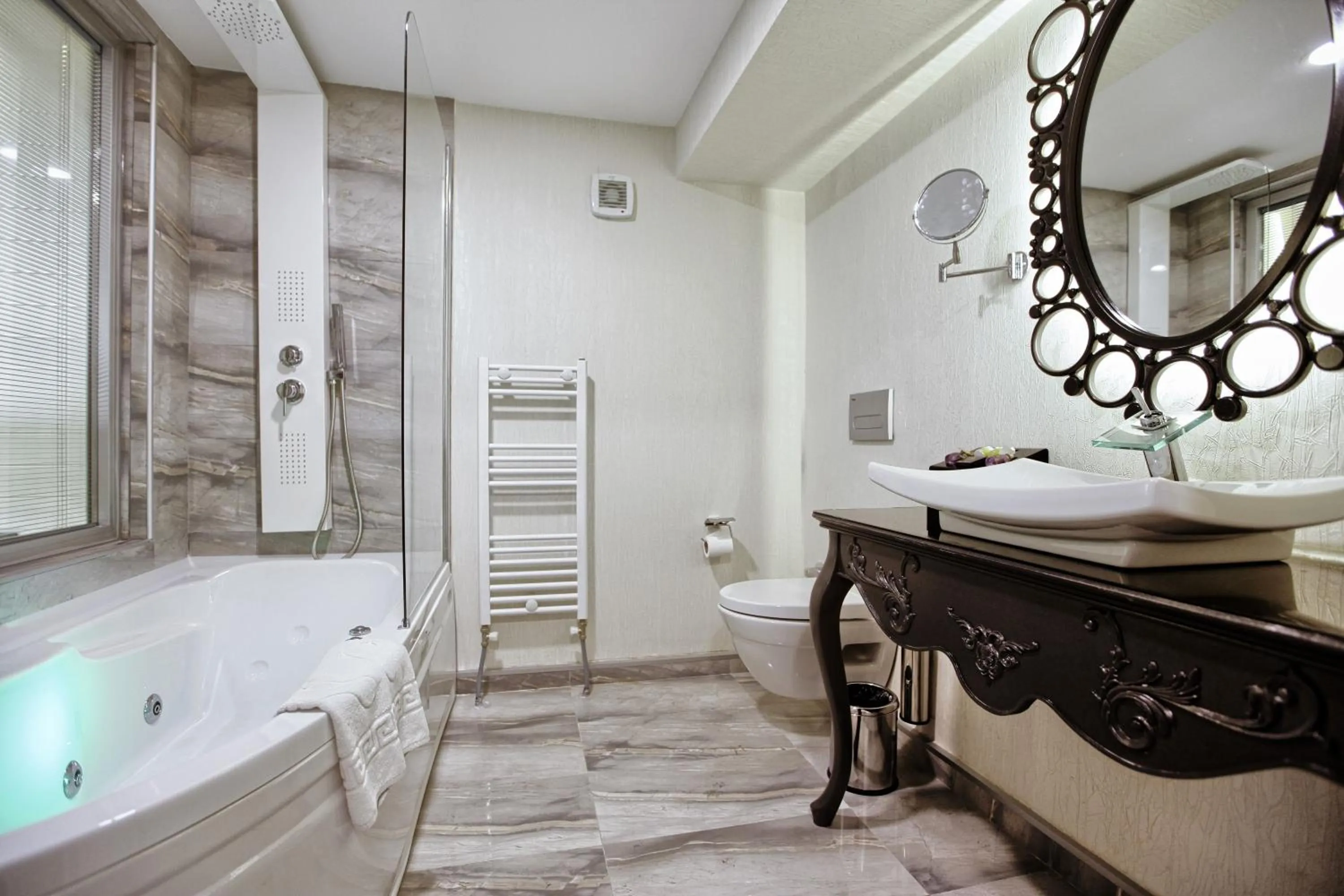 Hot Tub in Demonti Hotel