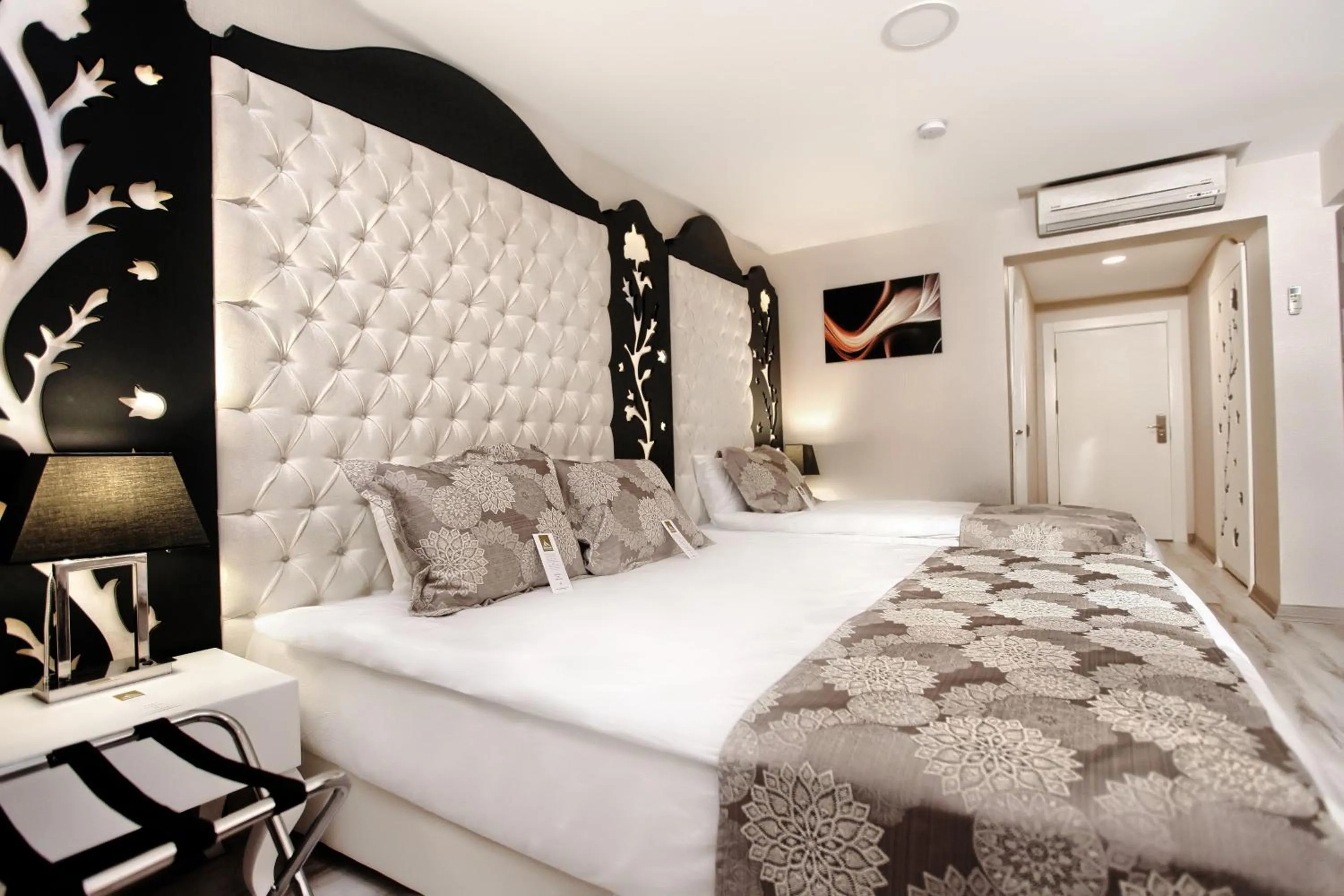 Photo of the whole room, Bed in Demonti Hotel