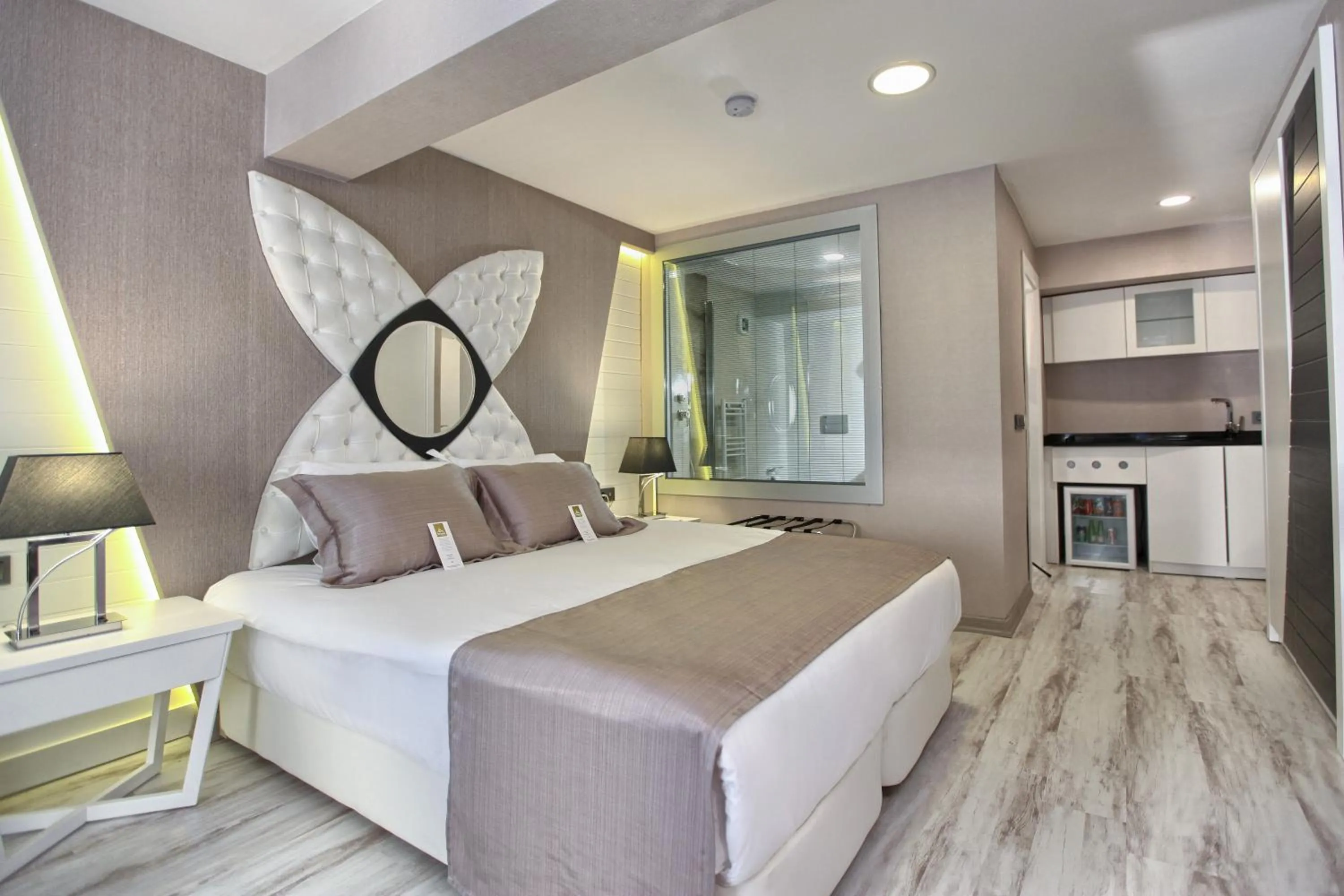 Bedroom, Bed in Demonti Hotel