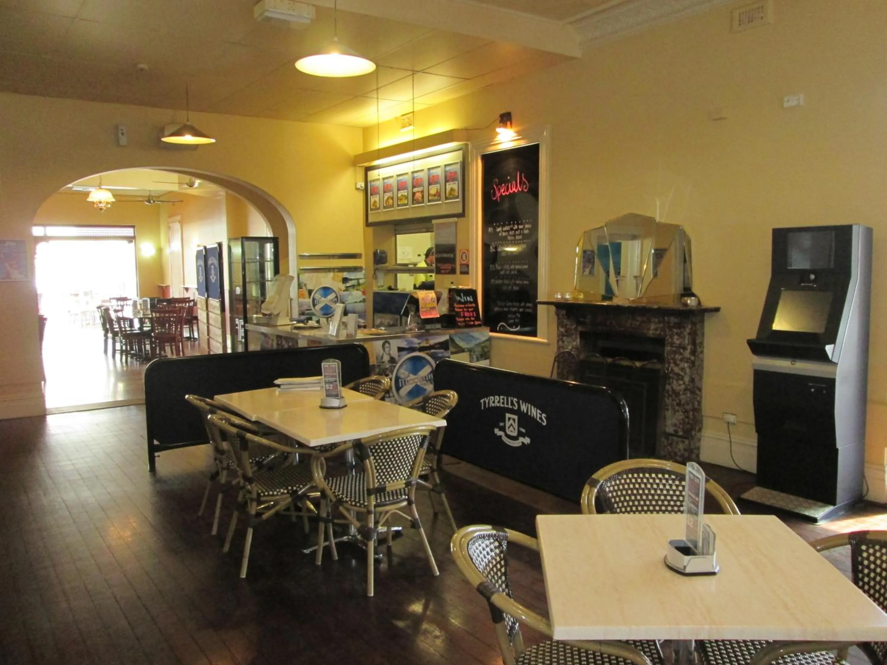 Food and drinks in Maclean Hotel