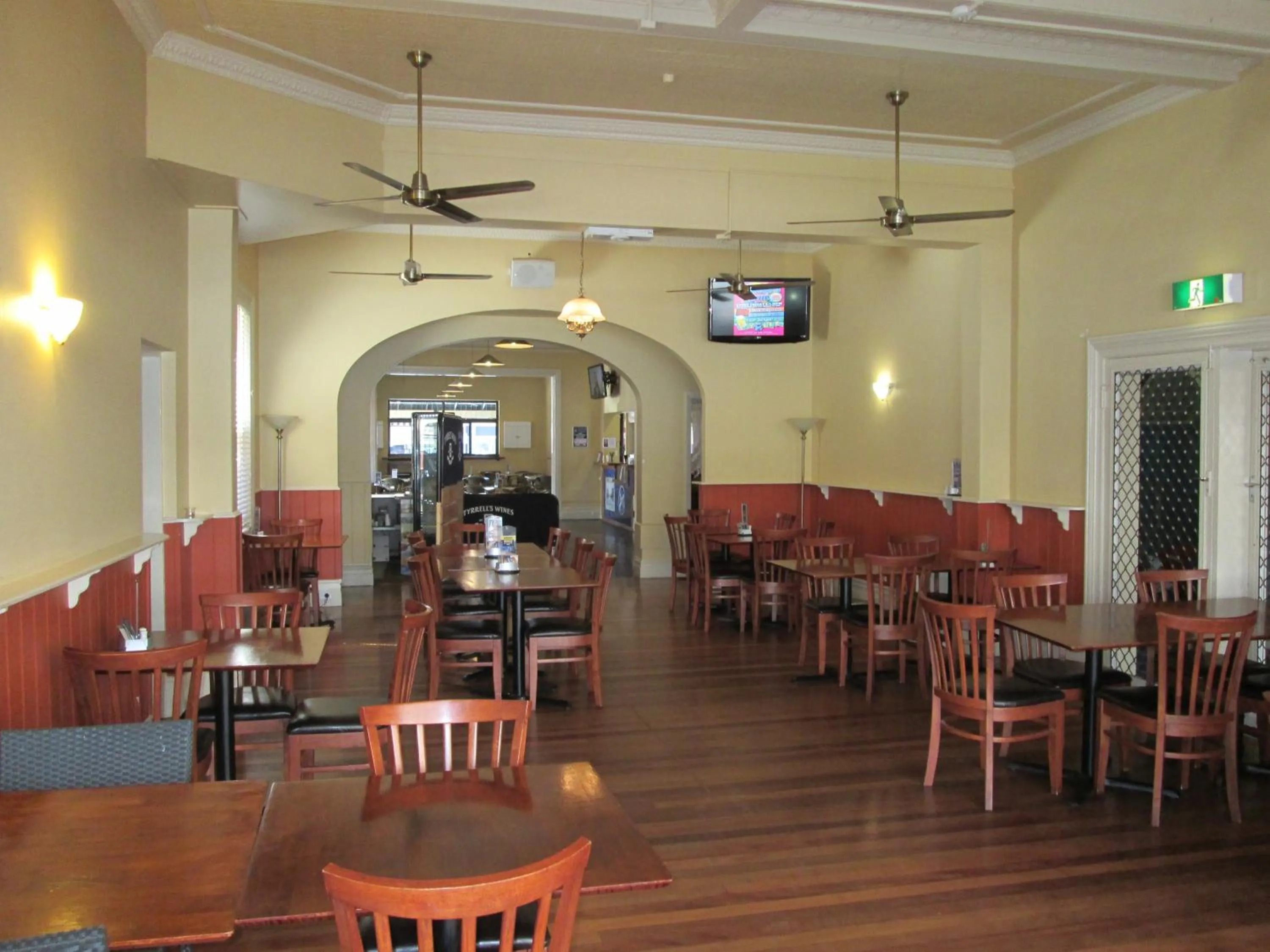 Restaurant/places to eat in Maclean Hotel