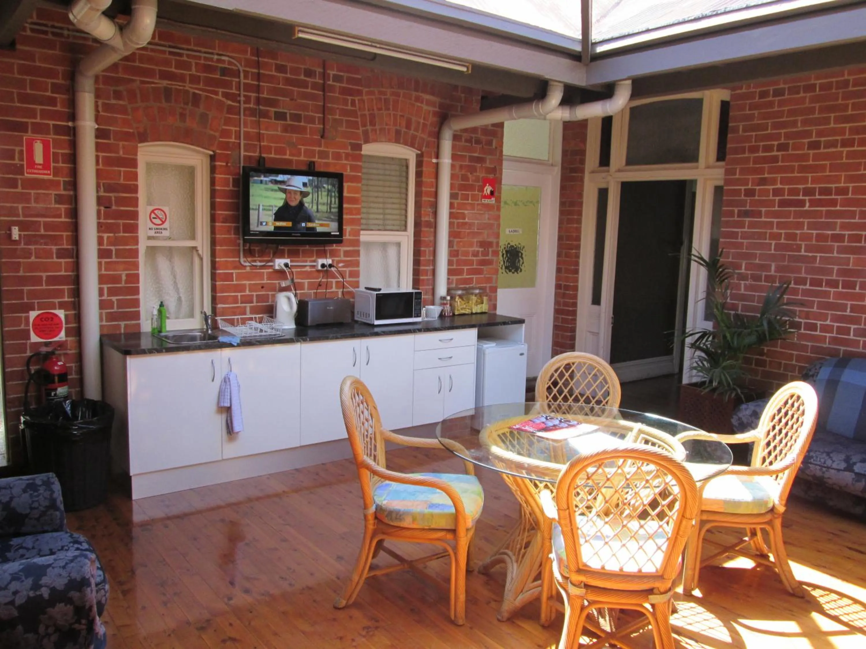 Communal lounge/ TV room in Maclean Hotel