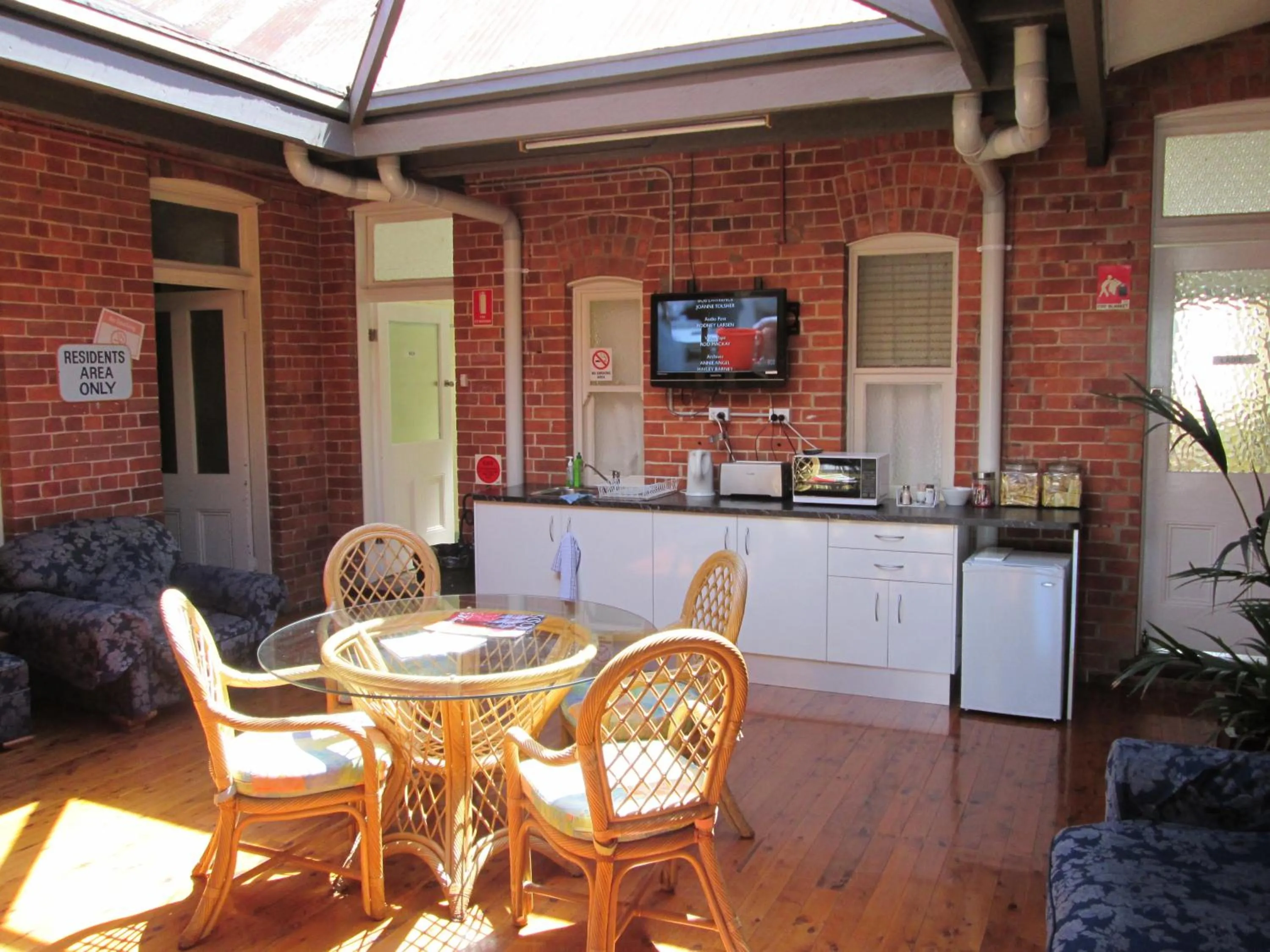 Communal lounge/ TV room in Maclean Hotel