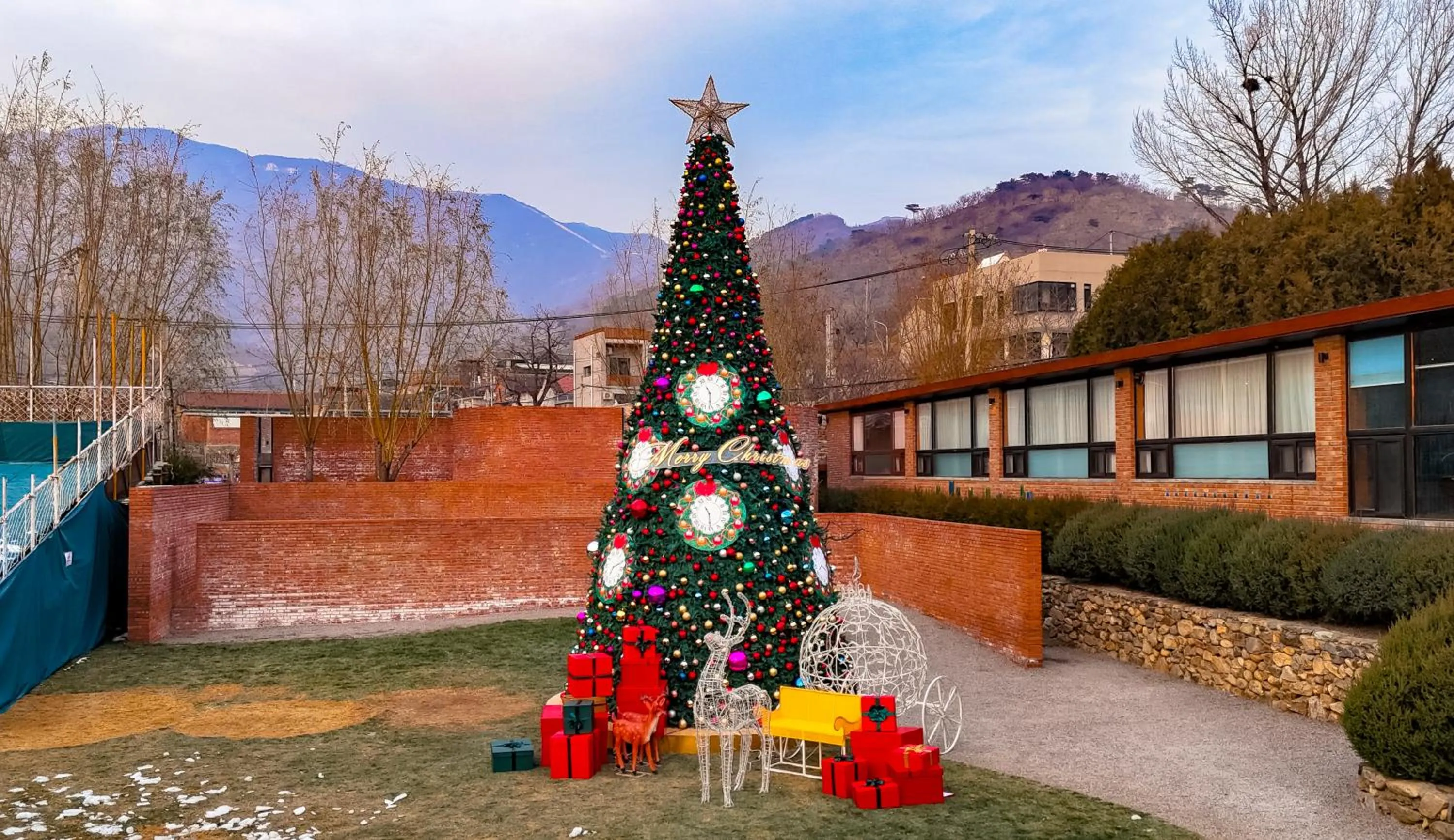 Property building in Brickyard Retreat at Mutianyu Great Wall Adjoin to Mutianyu Great Wall - Room with the View of Great Wall - Jacuzzi with the View of Great Wall - Vehicle Shuttle Service - International Catering - SPA& Nail Beauty Facilities