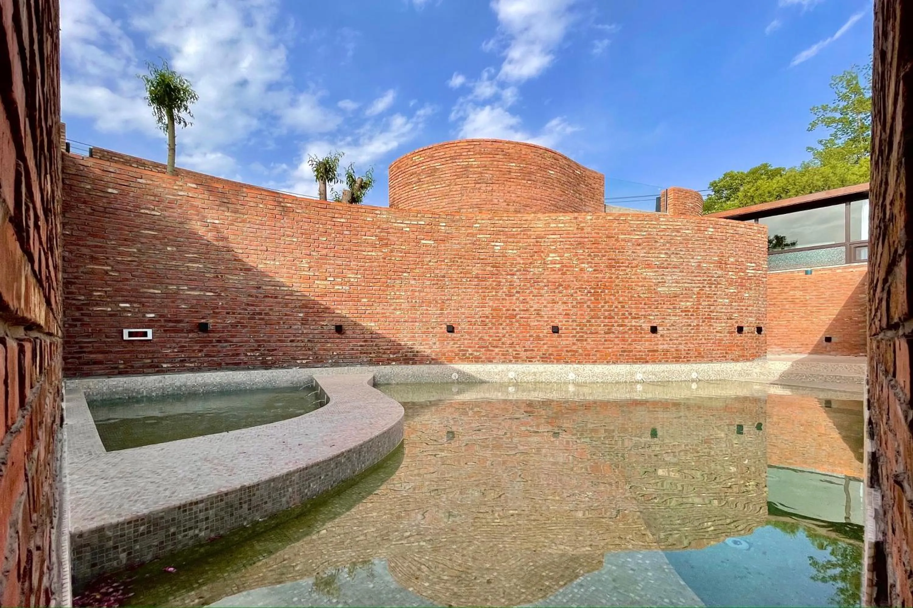 Day in Brickyard Retreat at Mutianyu Great Wall Adjoin to Mutianyu Great Wall - Room with the View of Great Wall - Jacuzzi with the View of Great Wall - Vehicle Shuttle Service - International Catering - SPA& Nail Beauty Facilities