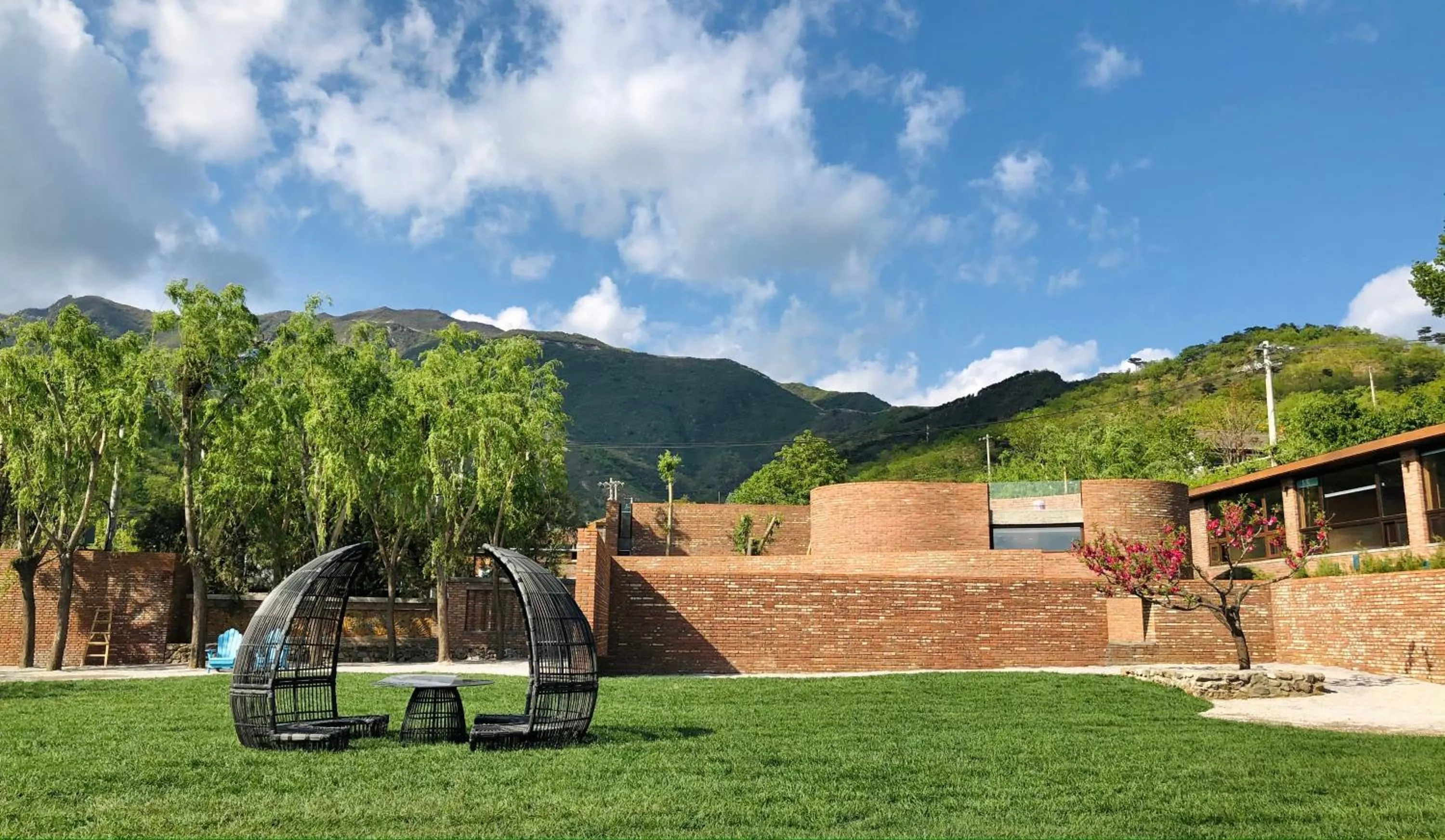 Garden in Brickyard Retreat at Mutianyu Great Wall Adjoin to Mutianyu Great Wall - Room with the View of Great Wall - Jacuzzi with the View of Great Wall - Vehicle Shuttle Service - International Catering - SPA& Nail Beauty Facilities