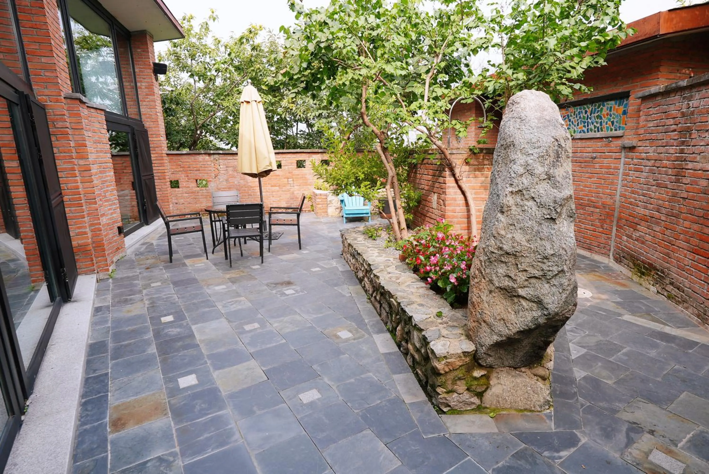 Garden view in Brickyard Retreat at Mutianyu Great Wall Adjoin to Mutianyu Great Wall - Room with the View of Great Wall - Jacuzzi with the View of Great Wall - Vehicle Shuttle Service - International Catering - SPA& Nail Beauty Facilities