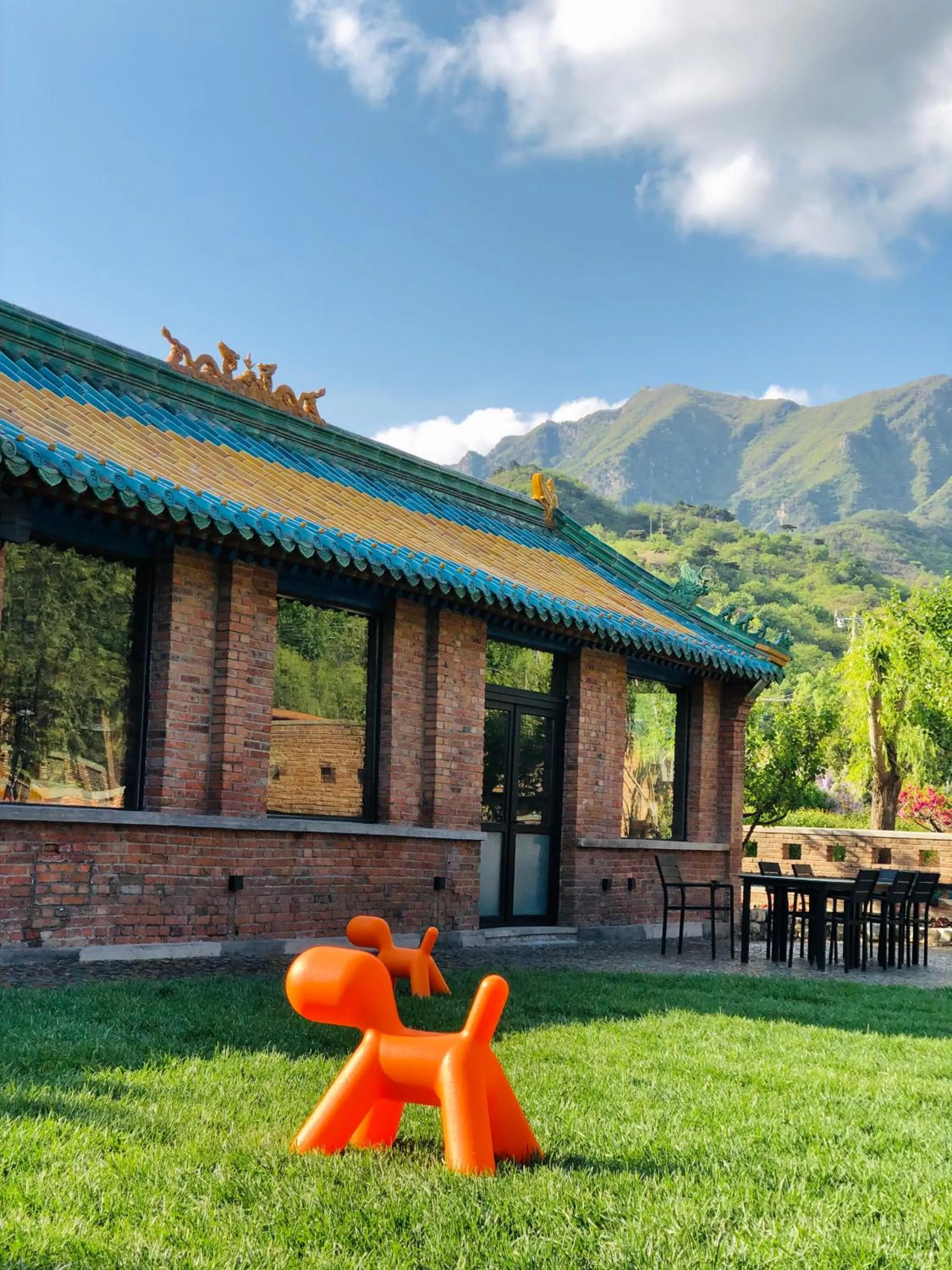 Garden in Brickyard Retreat at Mutianyu Great Wall Adjoin to Mutianyu Great Wall - Room with the View of Great Wall - Jacuzzi with the View of Great Wall - Vehicle Shuttle Service - International Catering - SPA& Nail Beauty Facilities