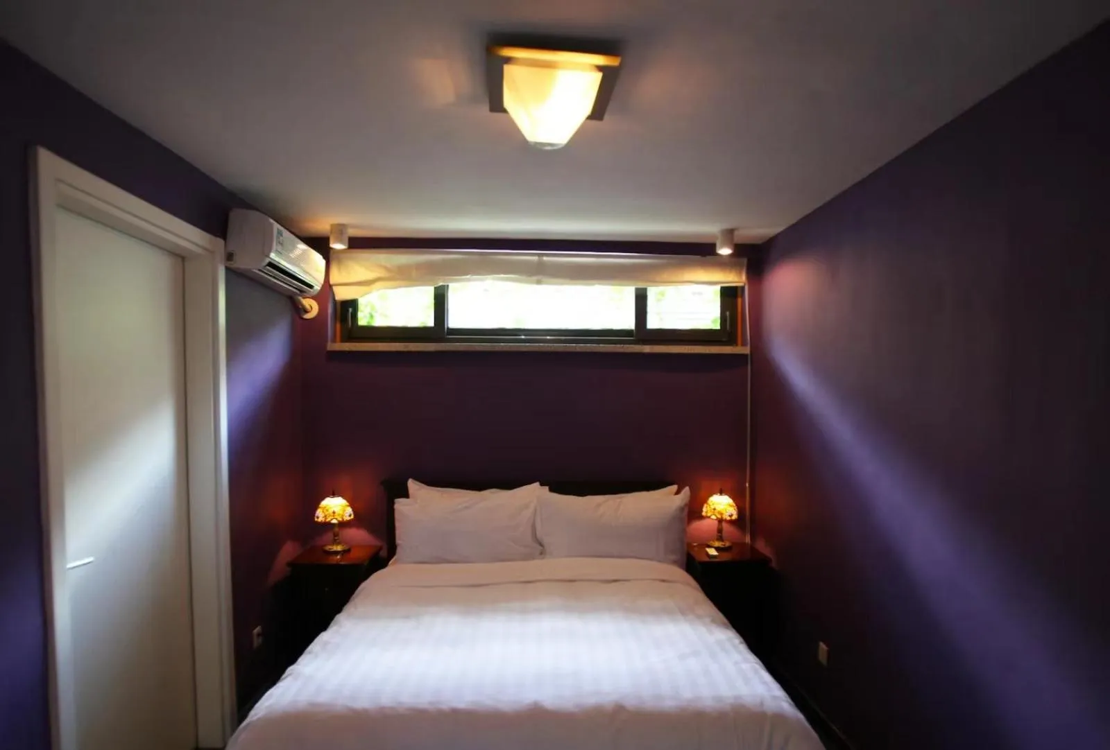 Bed in Brickyard Retreat at Mutianyu Great Wall Adjoin to Mutianyu Great Wall - Room with the View of Great Wall - Jacuzzi with the View of Great Wall - Vehicle Shuttle Service - International Catering - SPA& Nail Beauty Facilities