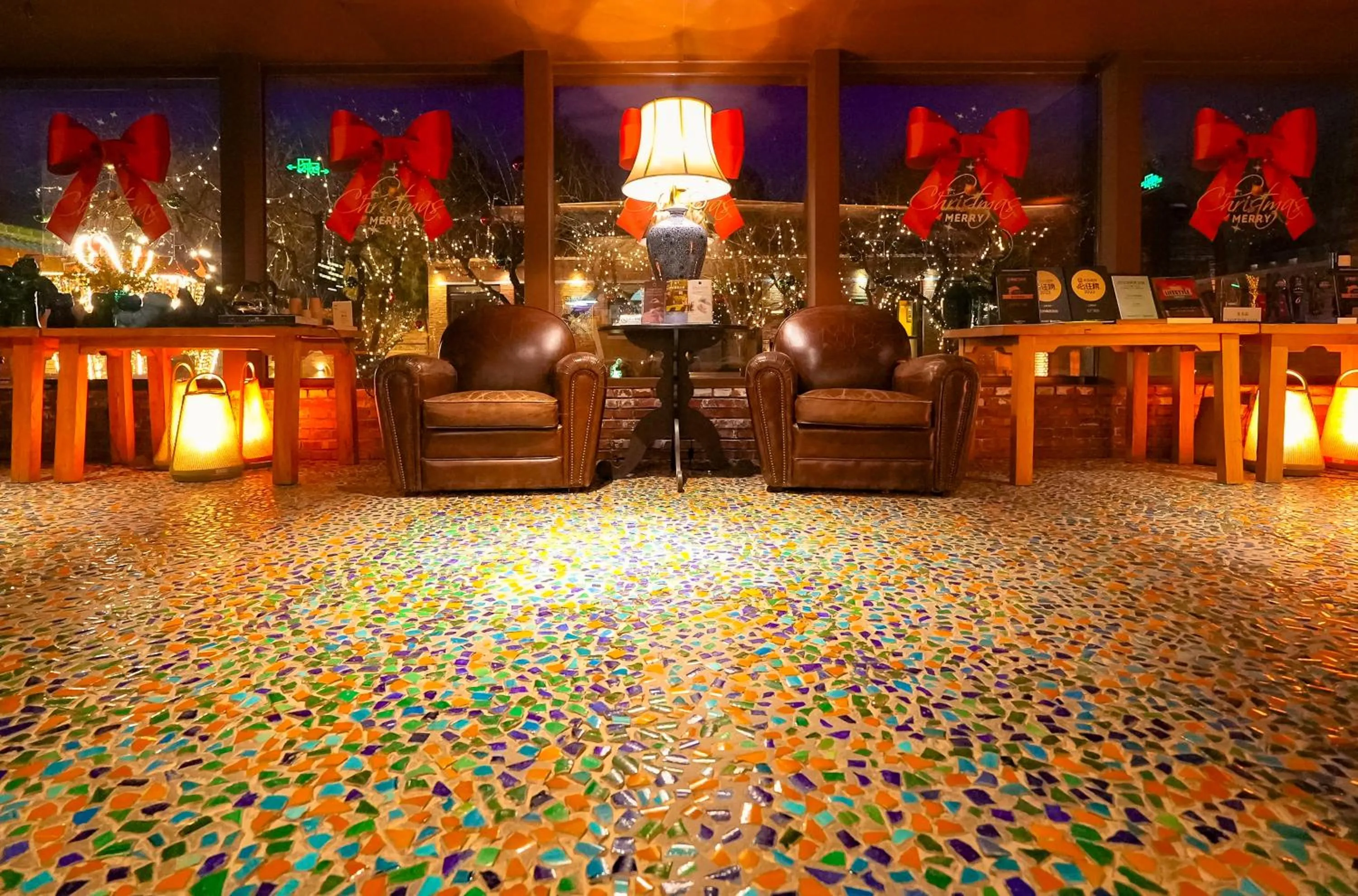 Property building in Brickyard Retreat at Mutianyu Great Wall Adjoin to Mutianyu Great Wall - Room with the View of Great Wall - Jacuzzi with the View of Great Wall - Vehicle Shuttle Service - International Catering - SPA& Nail Beauty Facilities