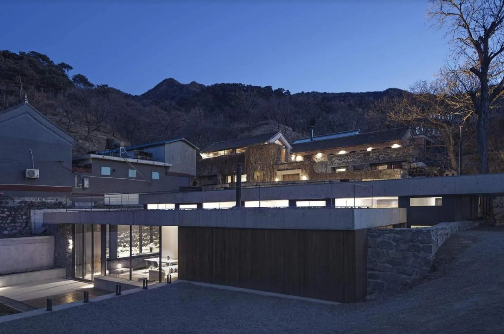 Property building in Brickyard Retreat at Mutianyu Great Wall Adjoin to Mutianyu Great Wall - Room with the View of Great Wall - Jacuzzi with the View of Great Wall - Vehicle Shuttle Service - International Catering - SPA& Nail Beauty Facilities