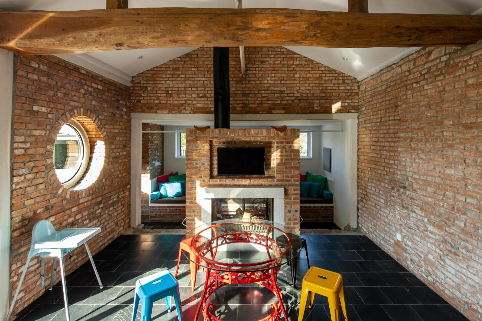 Living room in Brickyard Retreat at Mutianyu Great Wall Adjoin to Mutianyu Great Wall - Room with the View of Great Wall - Jacuzzi with the View of Great Wall - Vehicle Shuttle Service - International Catering - SPA& Nail Beauty Facilities