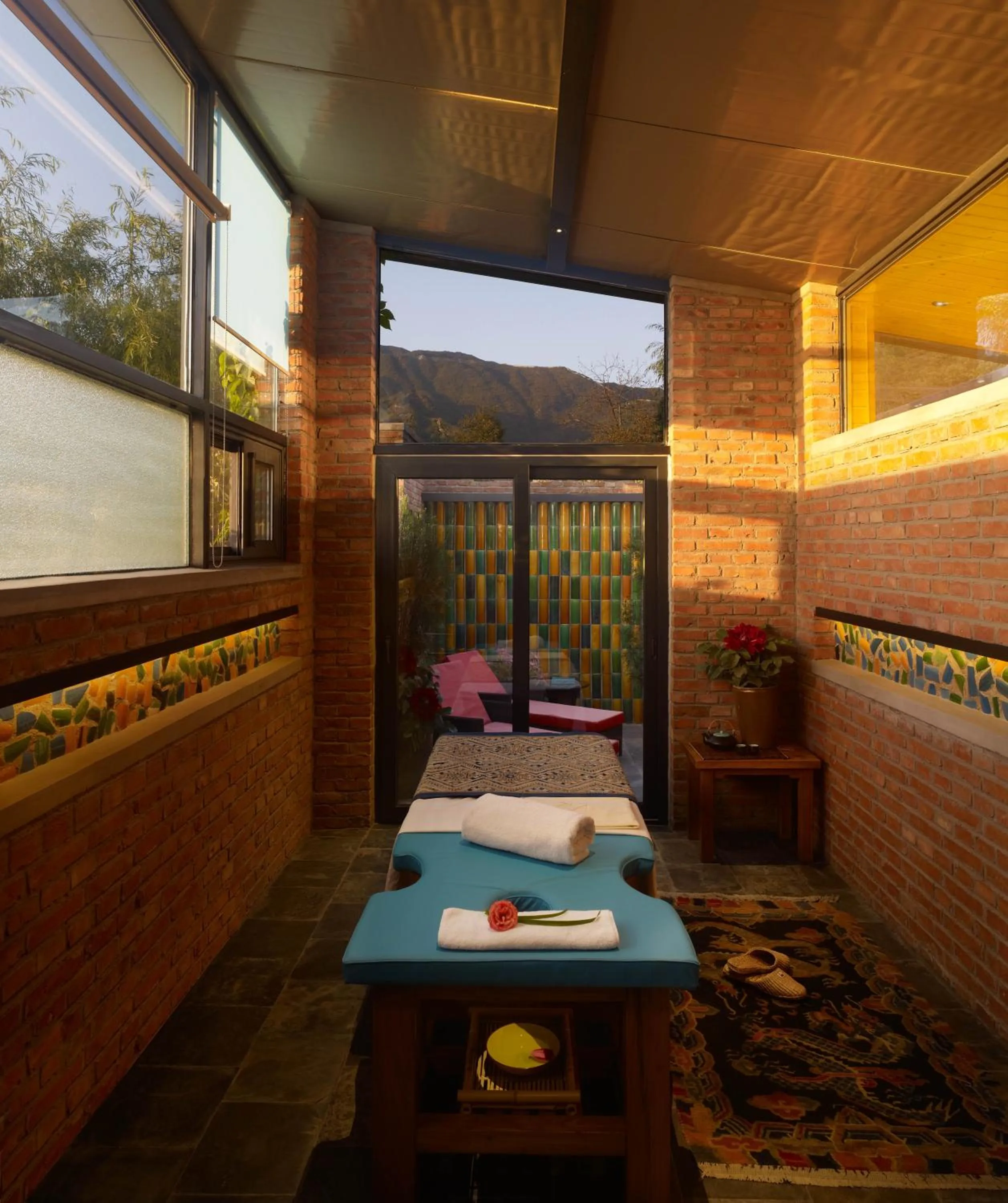 Massage in Brickyard Retreat at Mutianyu Great Wall Adjoin to Mutianyu Great Wall - Room with the View of Great Wall - Jacuzzi with the View of Great Wall - Vehicle Shuttle Service - International Catering - SPA& Nail Beauty Facilities