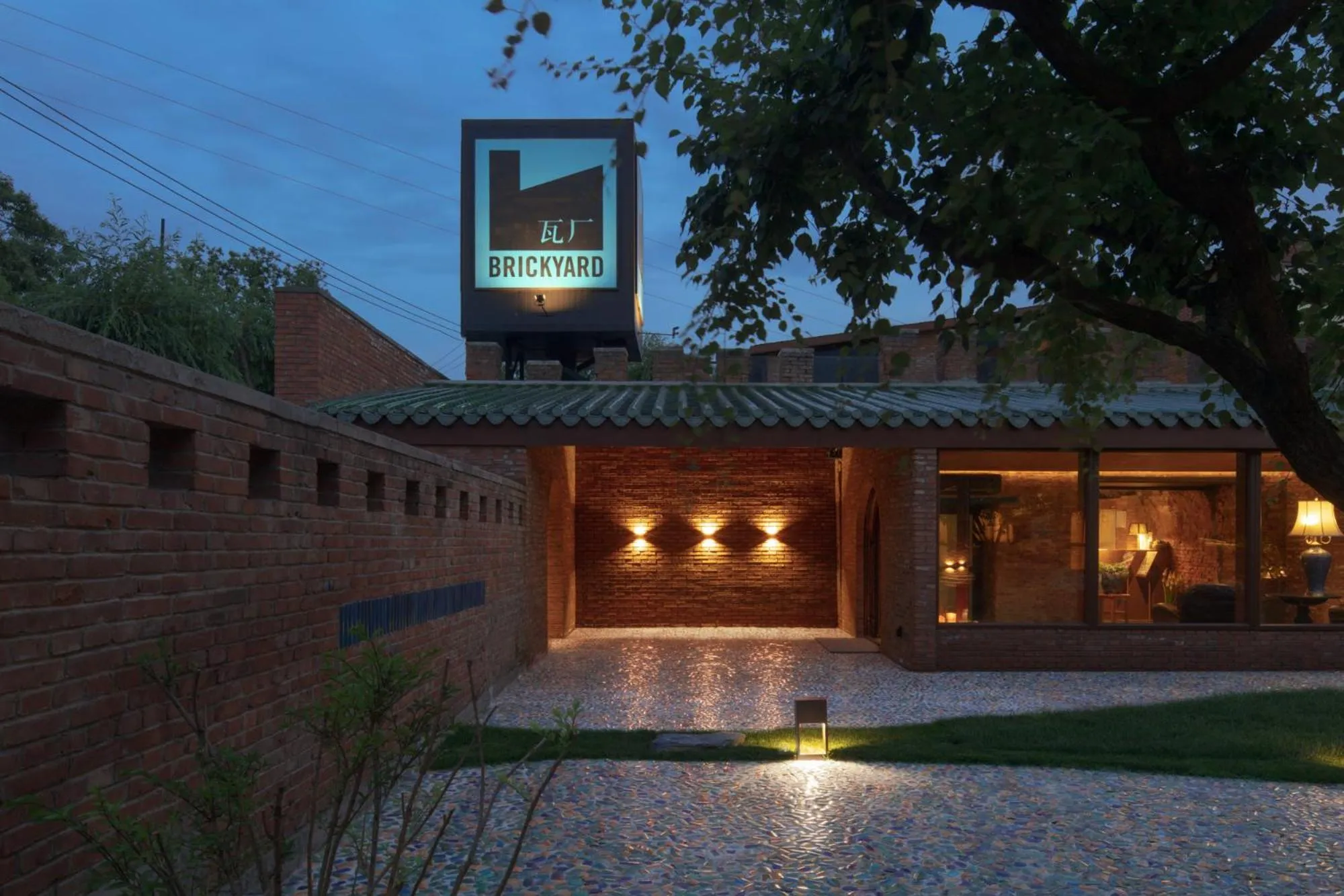 Property building in Brickyard Retreat at Mutianyu Great Wall Adjoin to Mutianyu Great Wall - Room with the View of Great Wall - Jacuzzi with the View of Great Wall - Vehicle Shuttle Service - International Catering - SPA& Nail Beauty Facilities