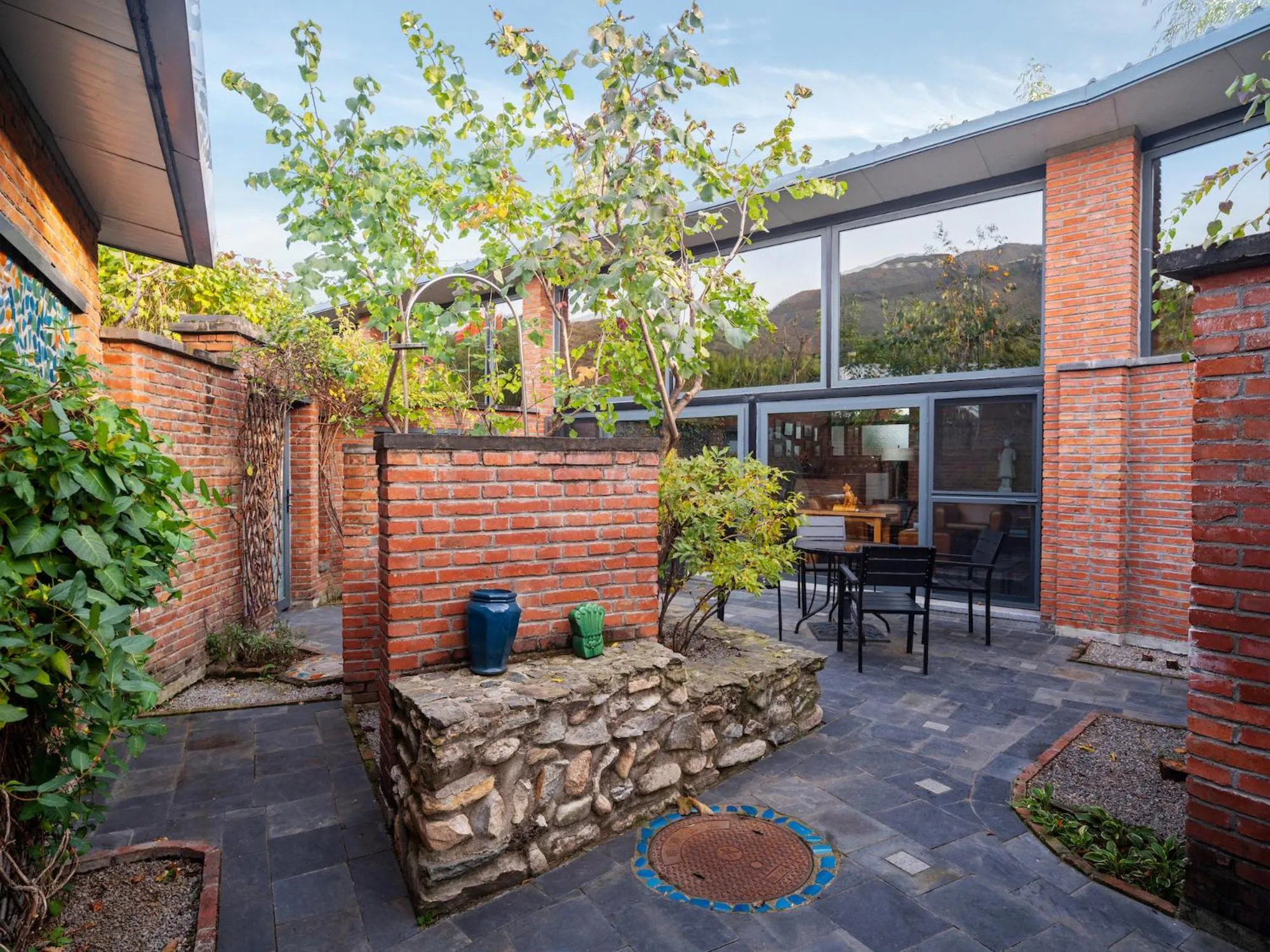 Garden in Brickyard Retreat at Mutianyu Great Wall Adjoin to Mutianyu Great Wall - Room with the View of Great Wall - Jacuzzi with the View of Great Wall - Vehicle Shuttle Service - International Catering - SPA& Nail Beauty Facilities