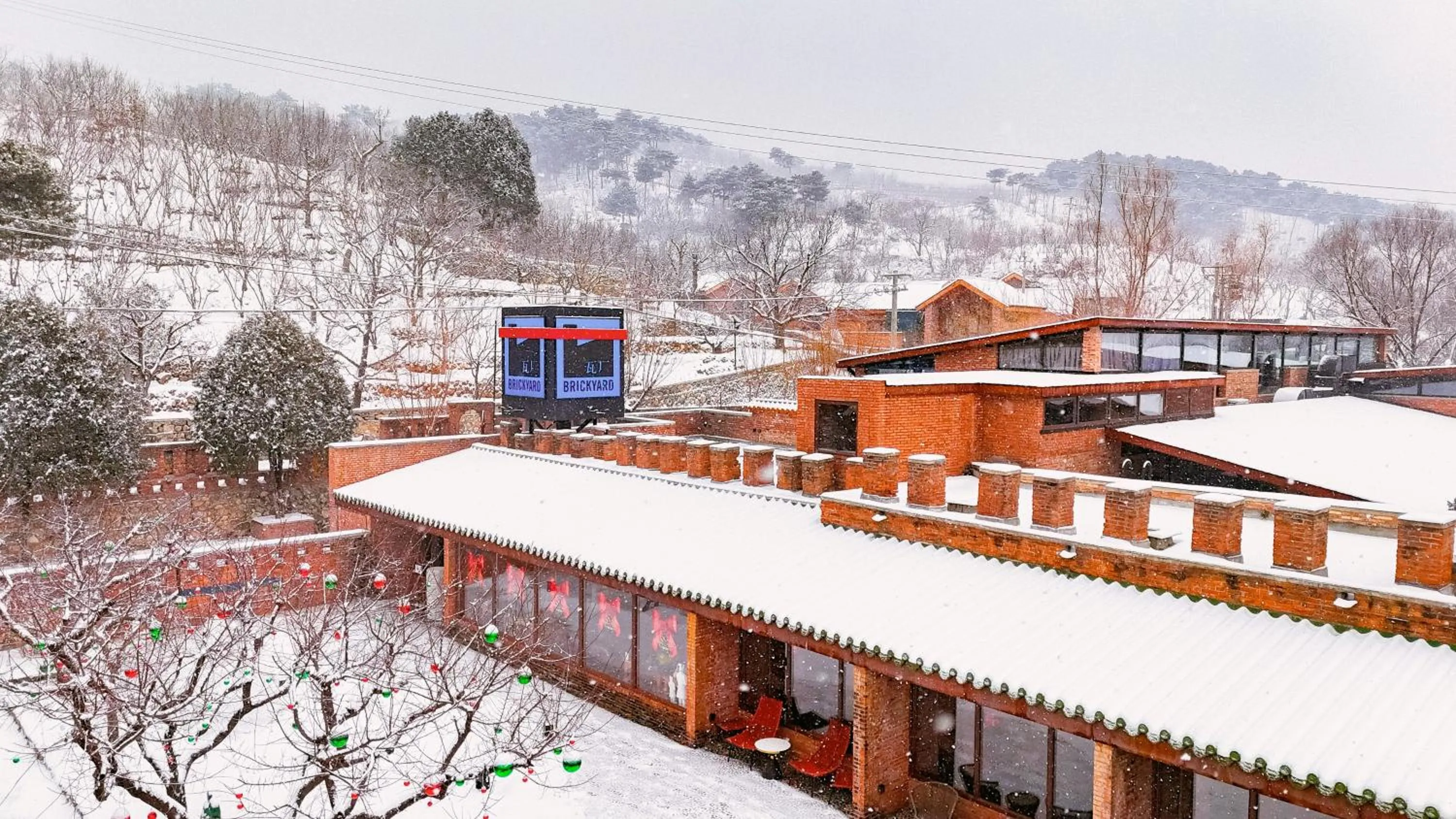 Property building in Brickyard Retreat at Mutianyu Great Wall Adjoin to Mutianyu Great Wall - Room with the View of Great Wall - Jacuzzi with the View of Great Wall - Vehicle Shuttle Service - International Catering - SPA& Nail Beauty Facilities