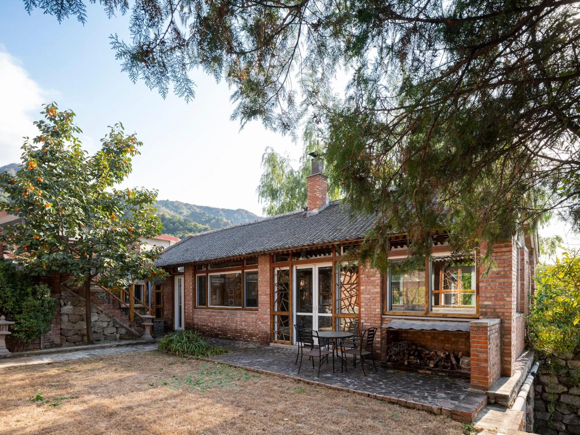 Property building in Brickyard Retreat at Mutianyu Great Wall Adjoin to Mutianyu Great Wall - Room with the View of Great Wall - Jacuzzi with the View of Great Wall - Vehicle Shuttle Service - International Catering - SPA& Nail Beauty Facilities