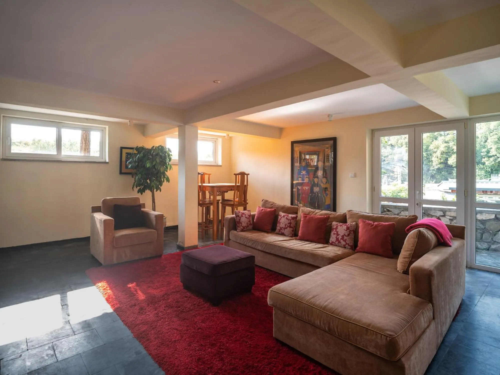 Living room in Brickyard Retreat at Mutianyu Great Wall Adjoin to Mutianyu Great Wall - Room with the View of Great Wall - Jacuzzi with the View of Great Wall - Vehicle Shuttle Service - International Catering - SPA& Nail Beauty Facilities