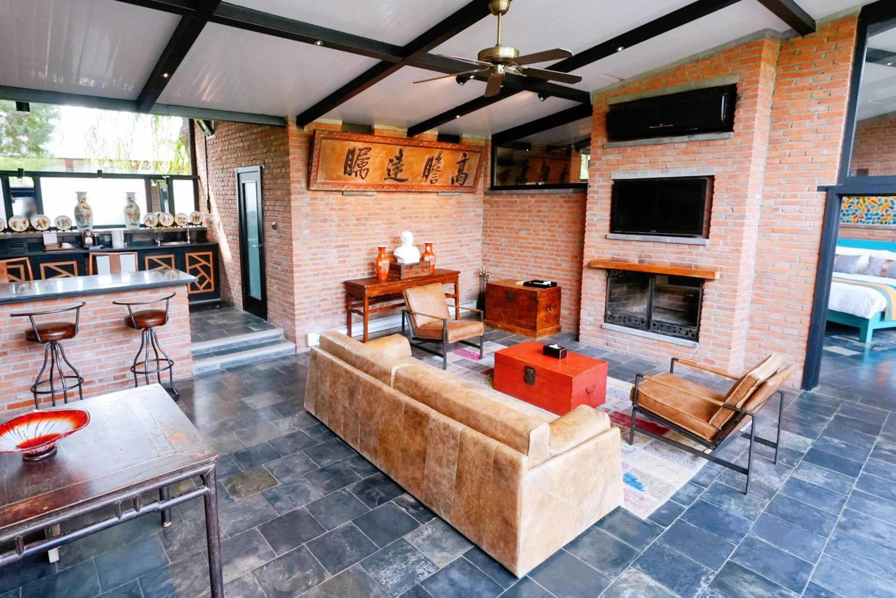 Living room in Brickyard Retreat at Mutianyu Great Wall Adjoin to Mutianyu Great Wall - Room with the View of Great Wall - Jacuzzi with the View of Great Wall - Vehicle Shuttle Service - International Catering - SPA& Nail Beauty Facilities