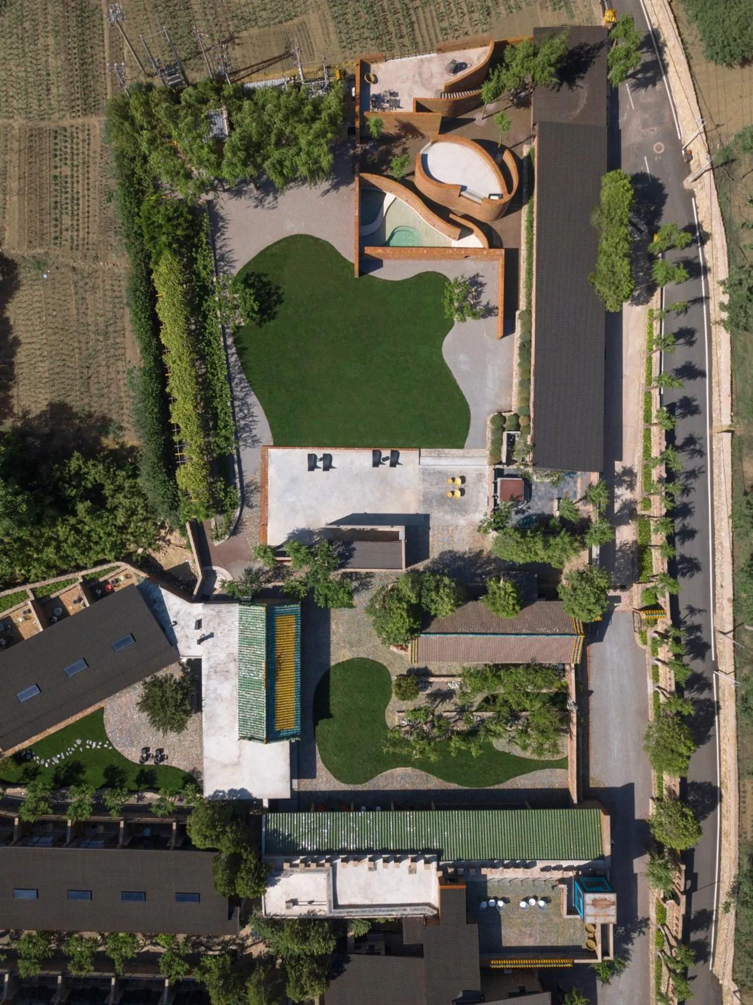 Property building in Brickyard Retreat at Mutianyu Great Wall Adjoin to Mutianyu Great Wall - Room with the View of Great Wall - Jacuzzi with the View of Great Wall - Vehicle Shuttle Service - International Catering - SPA& Nail Beauty Facilities