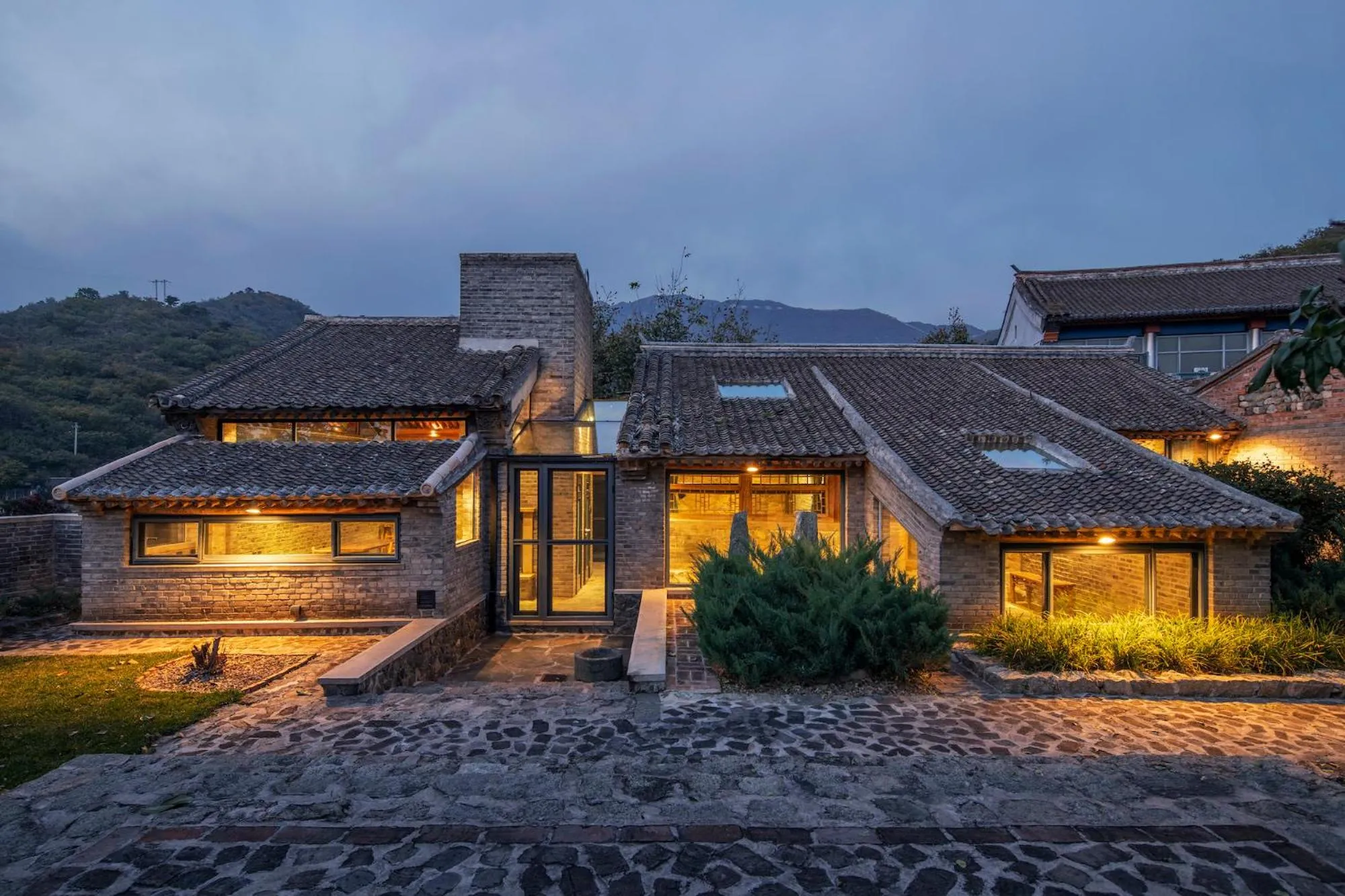 Property building in Brickyard Retreat at Mutianyu Great Wall Adjoin to Mutianyu Great Wall - Room with the View of Great Wall - Jacuzzi with the View of Great Wall - Vehicle Shuttle Service - International Catering - SPA& Nail Beauty Facilities