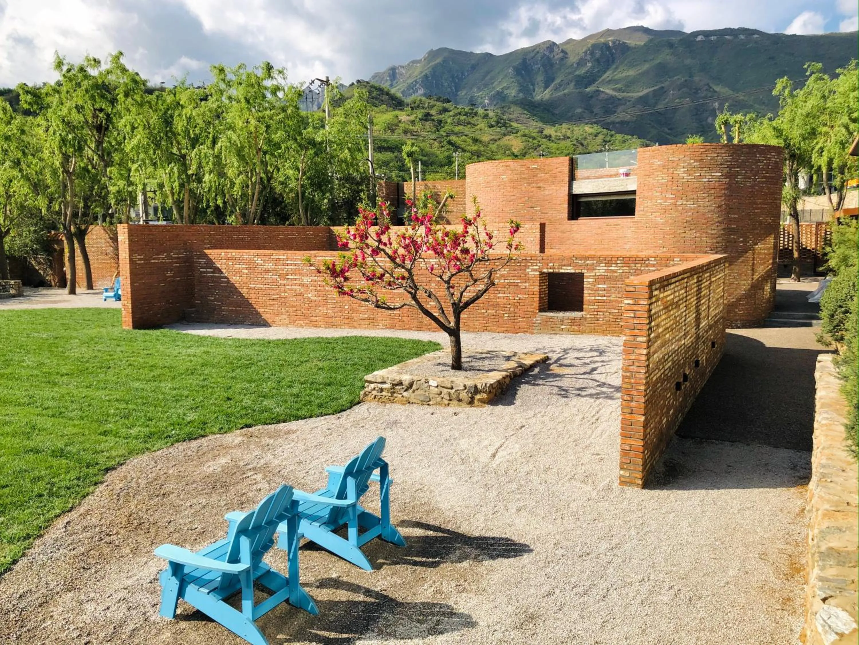 Garden in Brickyard Retreat at Mutianyu Great Wall Adjoin to Mutianyu Great Wall - Room with the View of Great Wall - Jacuzzi with the View of Great Wall - Vehicle Shuttle Service - International Catering - SPA& Nail Beauty Facilities