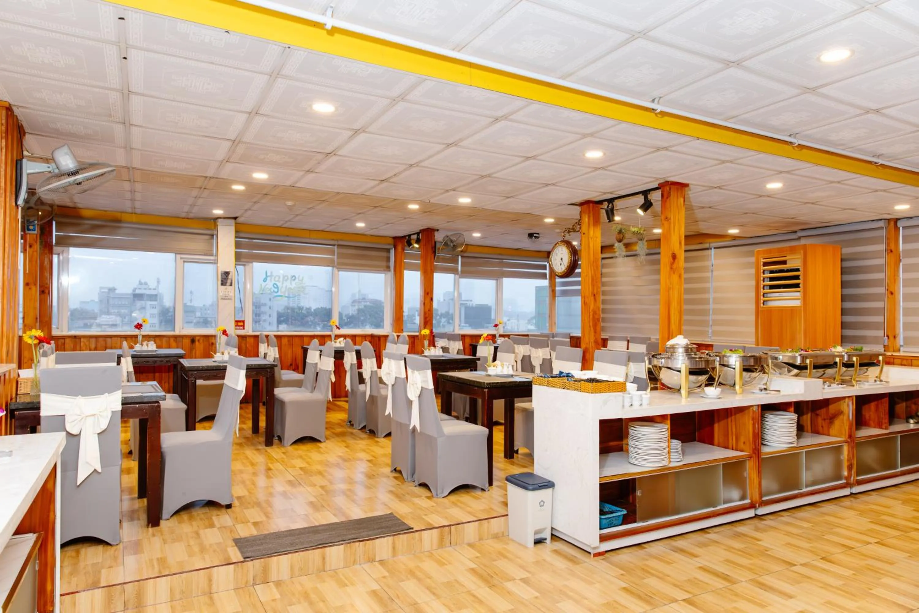 Restaurant/places to eat in Boss Palace Hotel