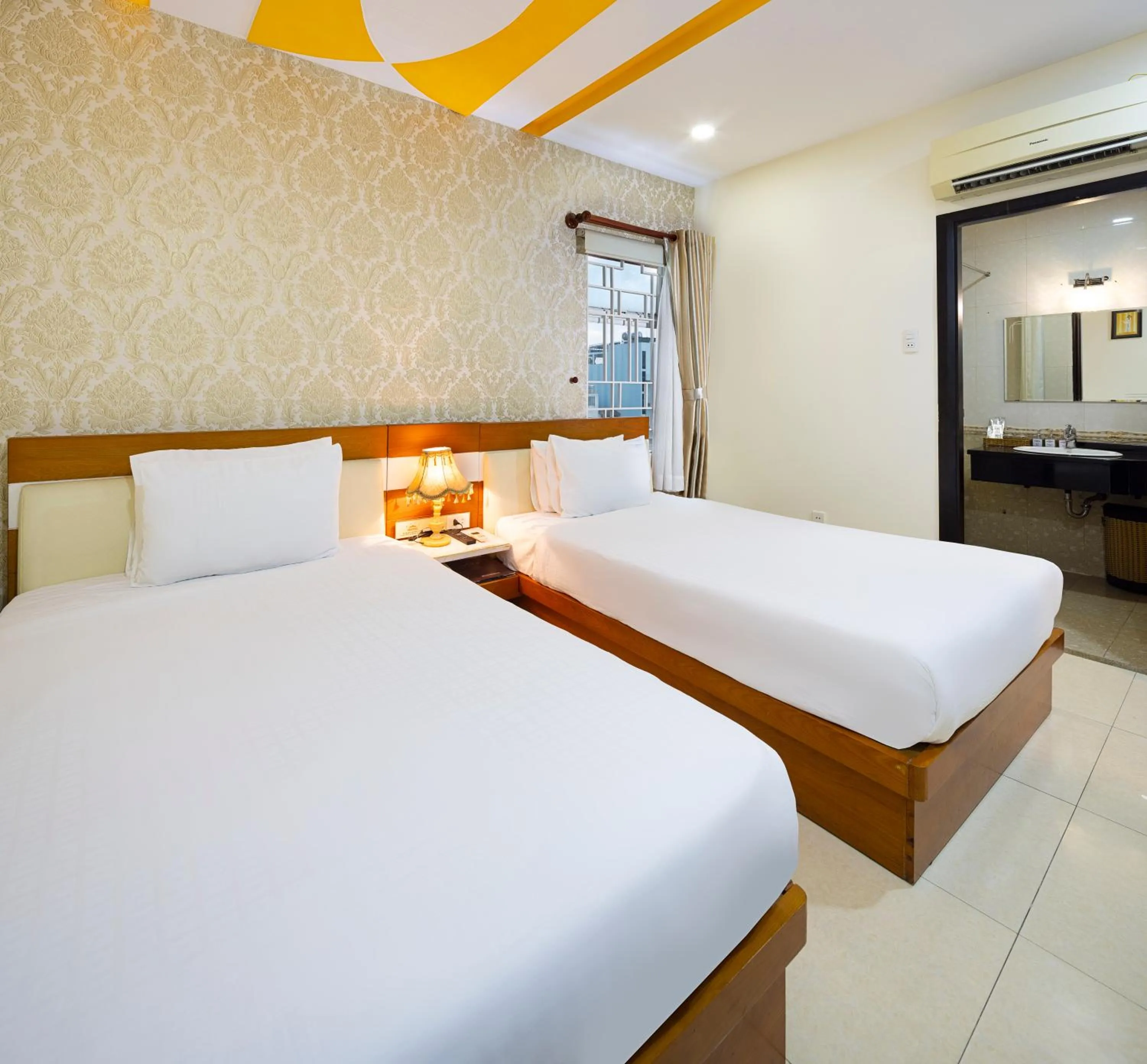 Photo of the whole room, Bed in Boss Palace Hotel