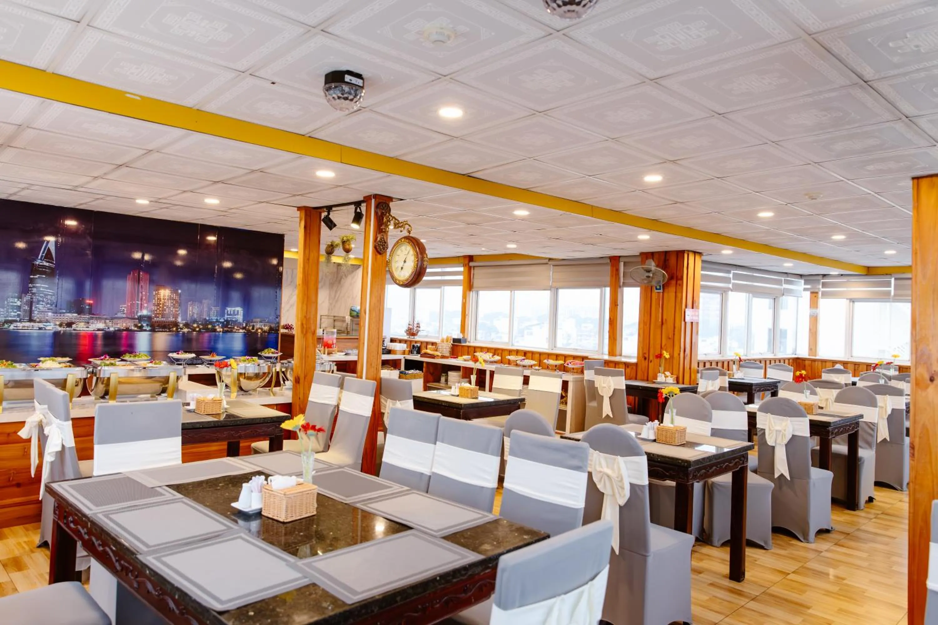 Restaurant/places to eat in Boss Palace Hotel