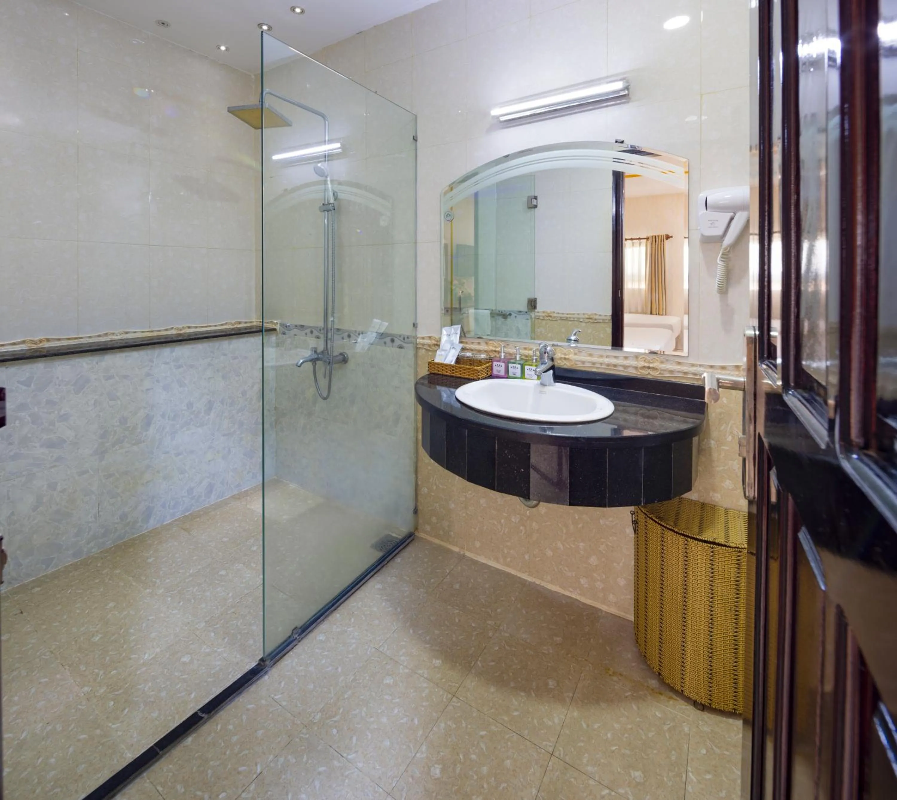 Shower in Boss Palace Hotel