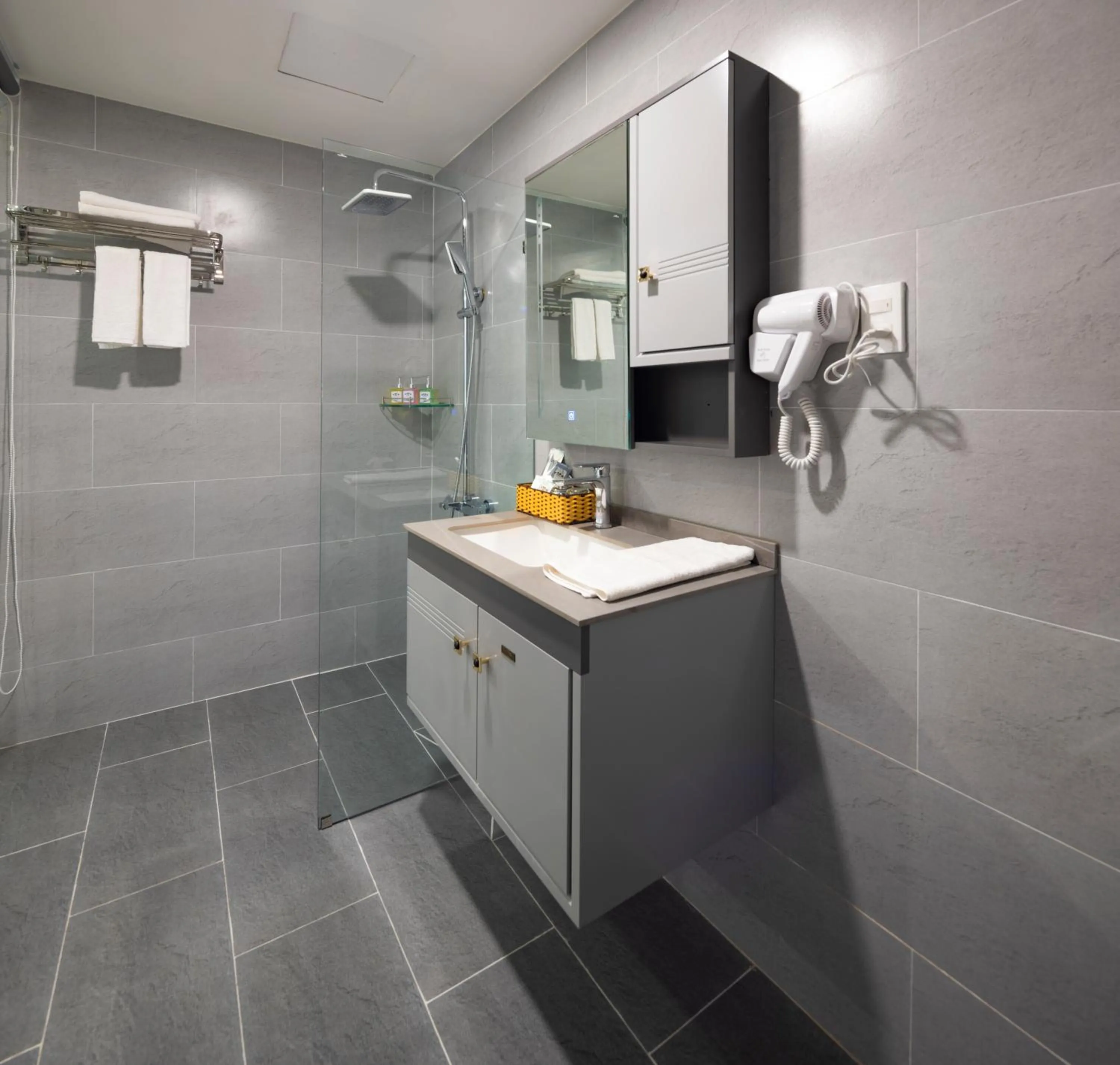 Shower in Boss Palace Hotel