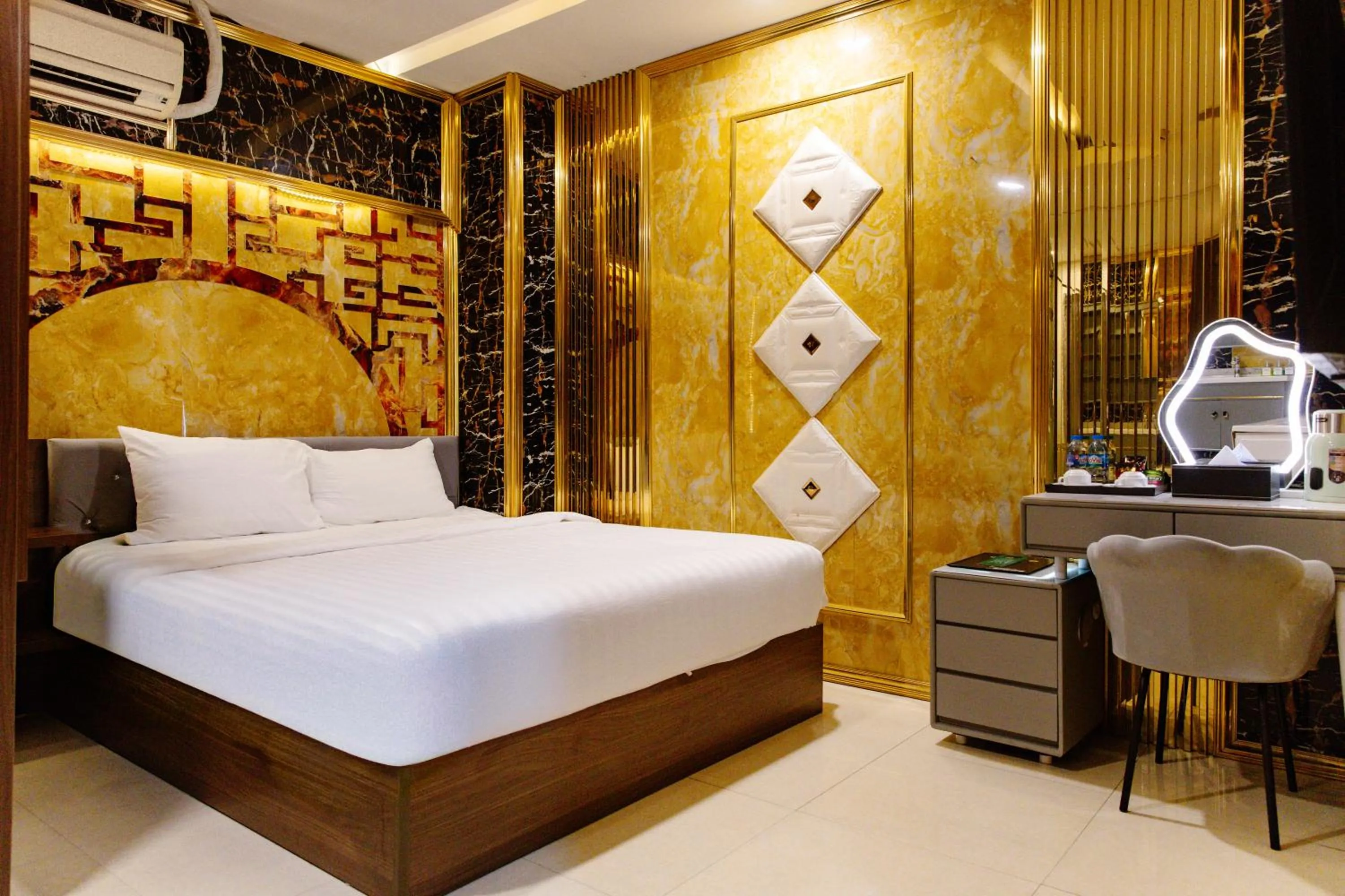 Photo of the whole room, Bed in Boss Palace Hotel