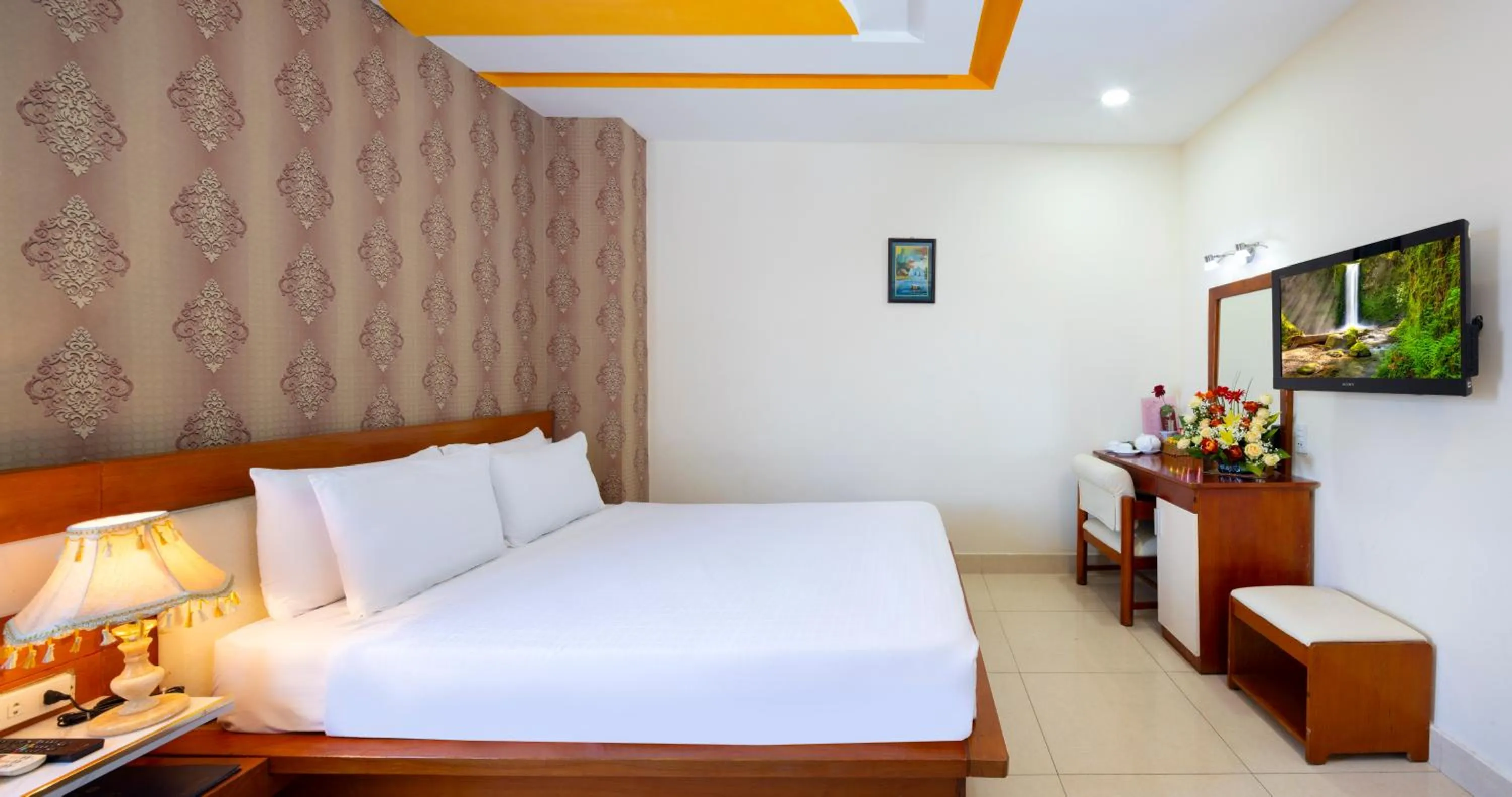 Photo of the whole room, Bed in Boss Palace Hotel