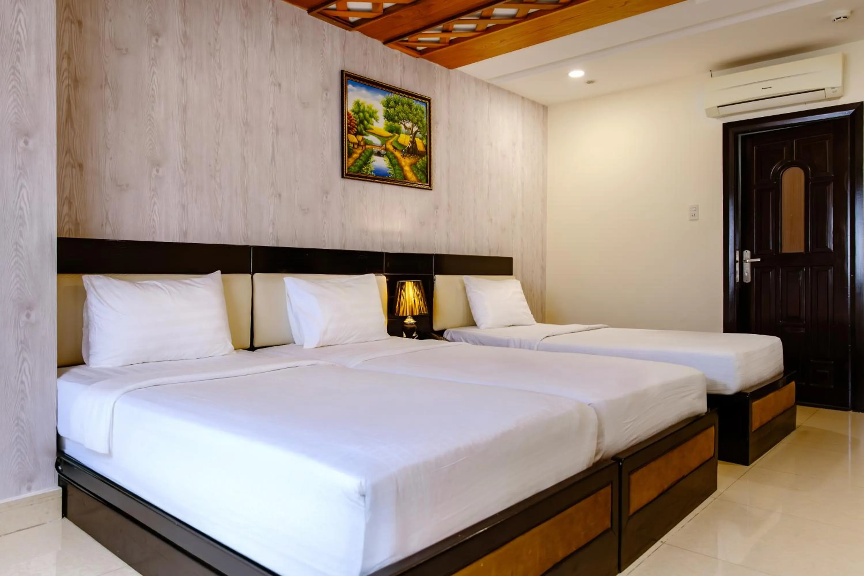 Photo of the whole room, Bed in Boss Palace Hotel