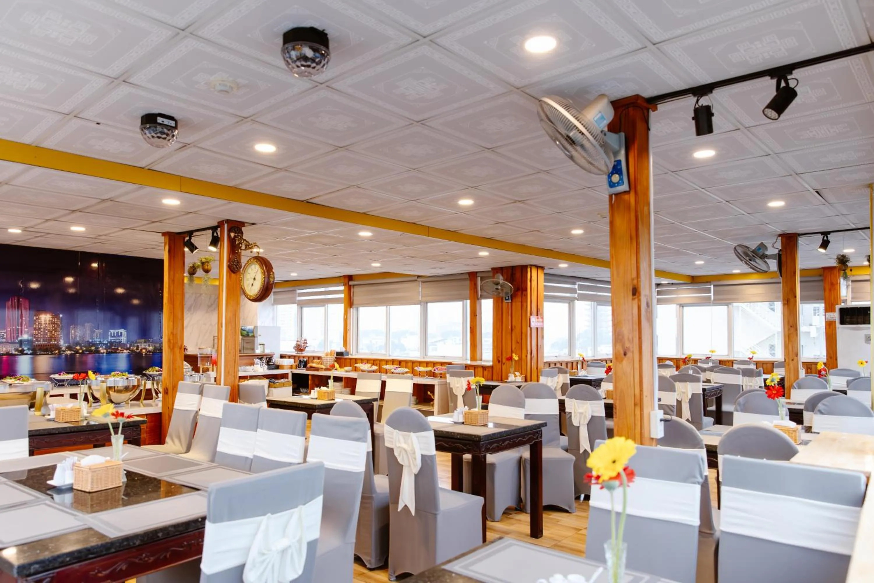 Restaurant/places to eat in Boss Palace Hotel