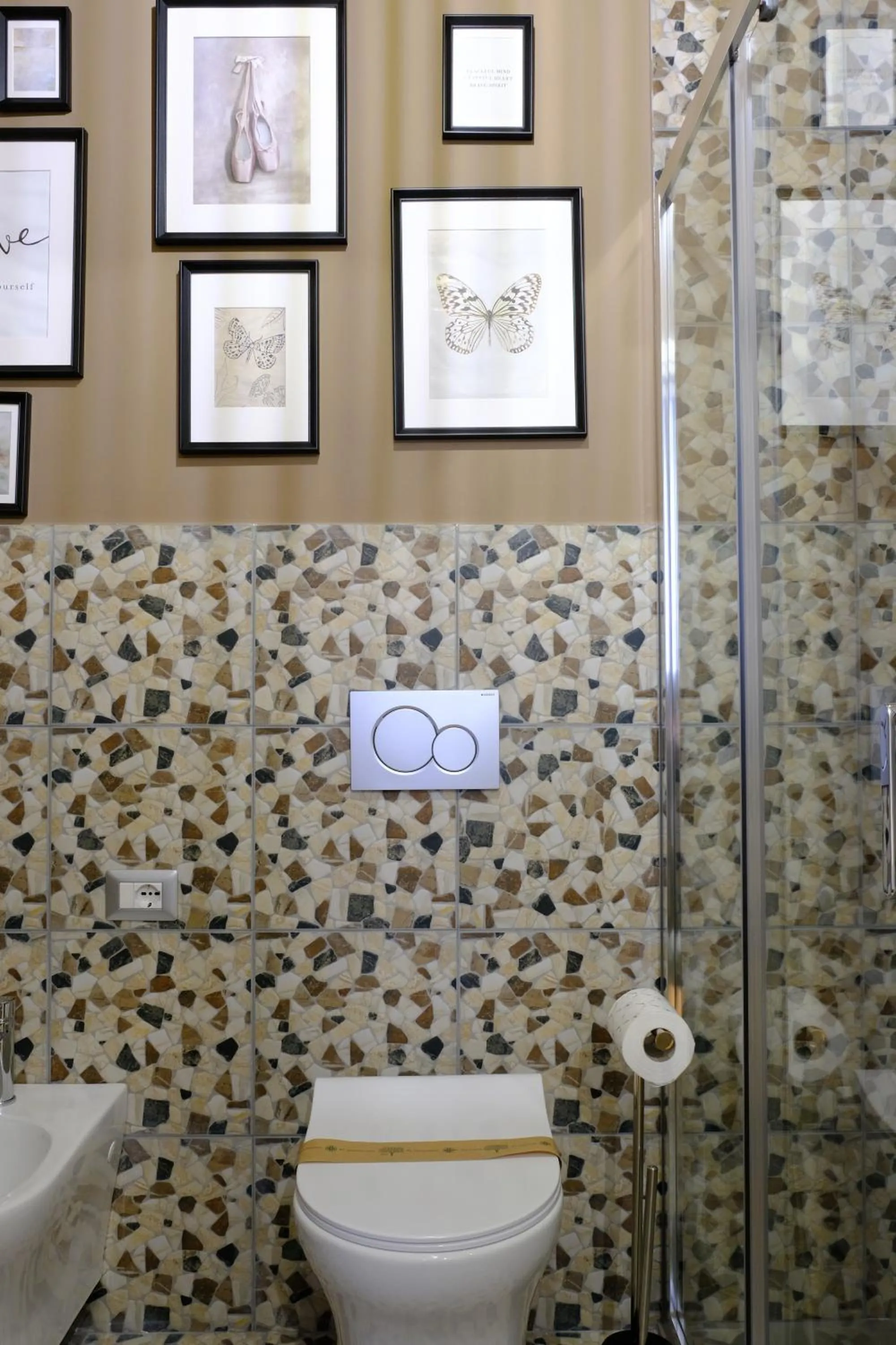 Shower in MATTEOTTI ROOMS