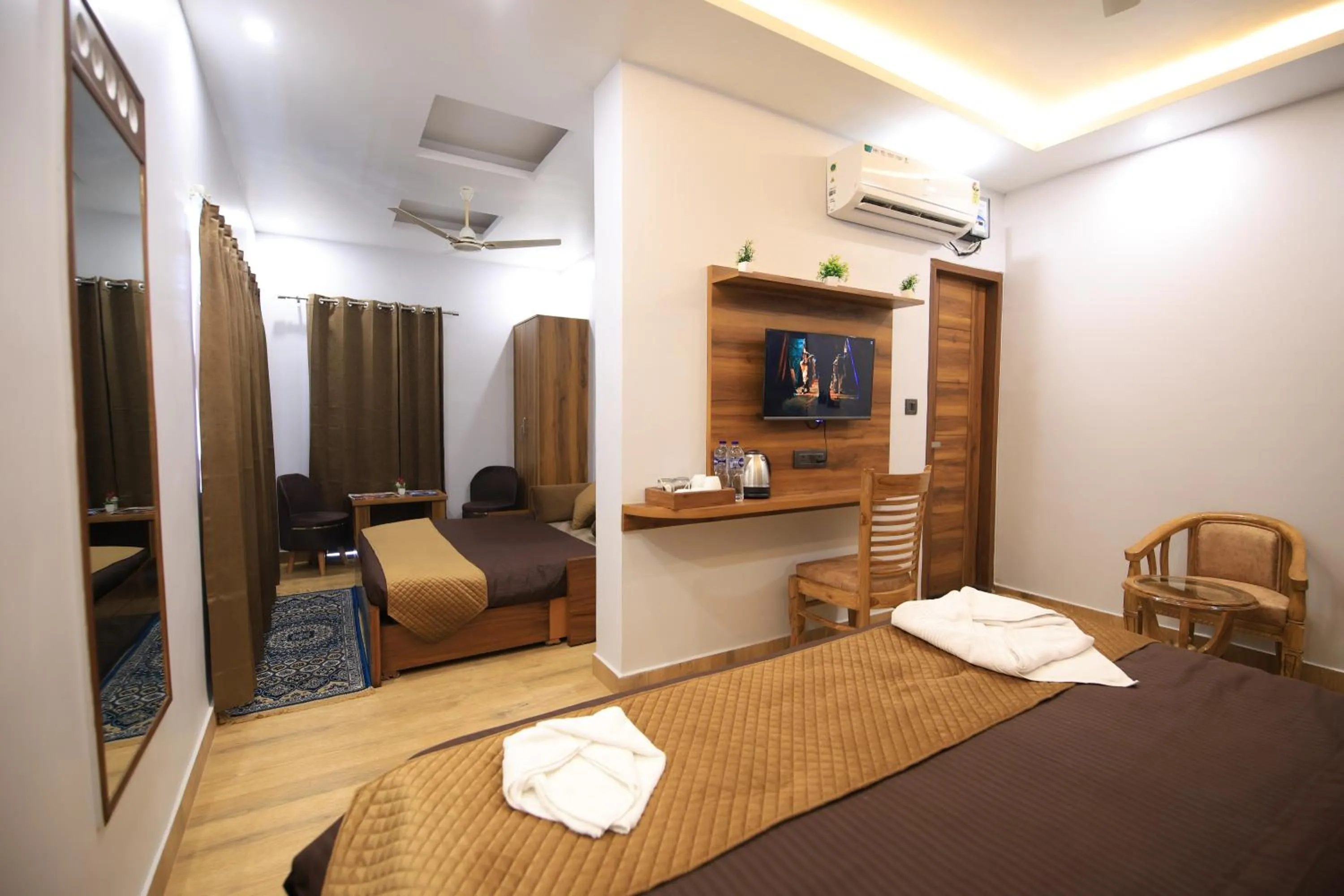 Living room, Bed in Hotel Mahadev Rishikesh